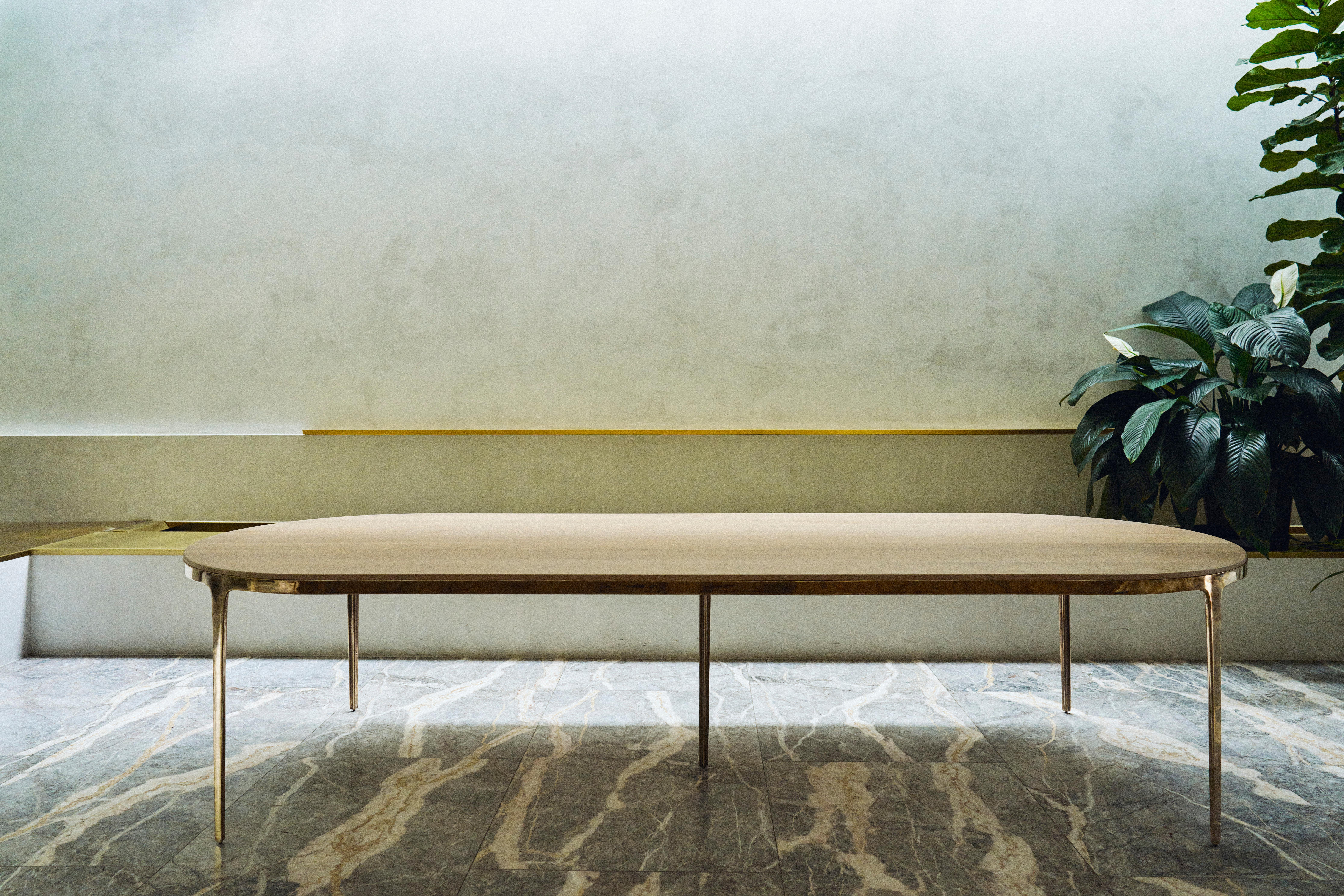 Ovaler Barbera-Tisch aus Bronze, moderner Sockel aus massiver Bronze mit Holzplatte (Postmoderne) im Angebot