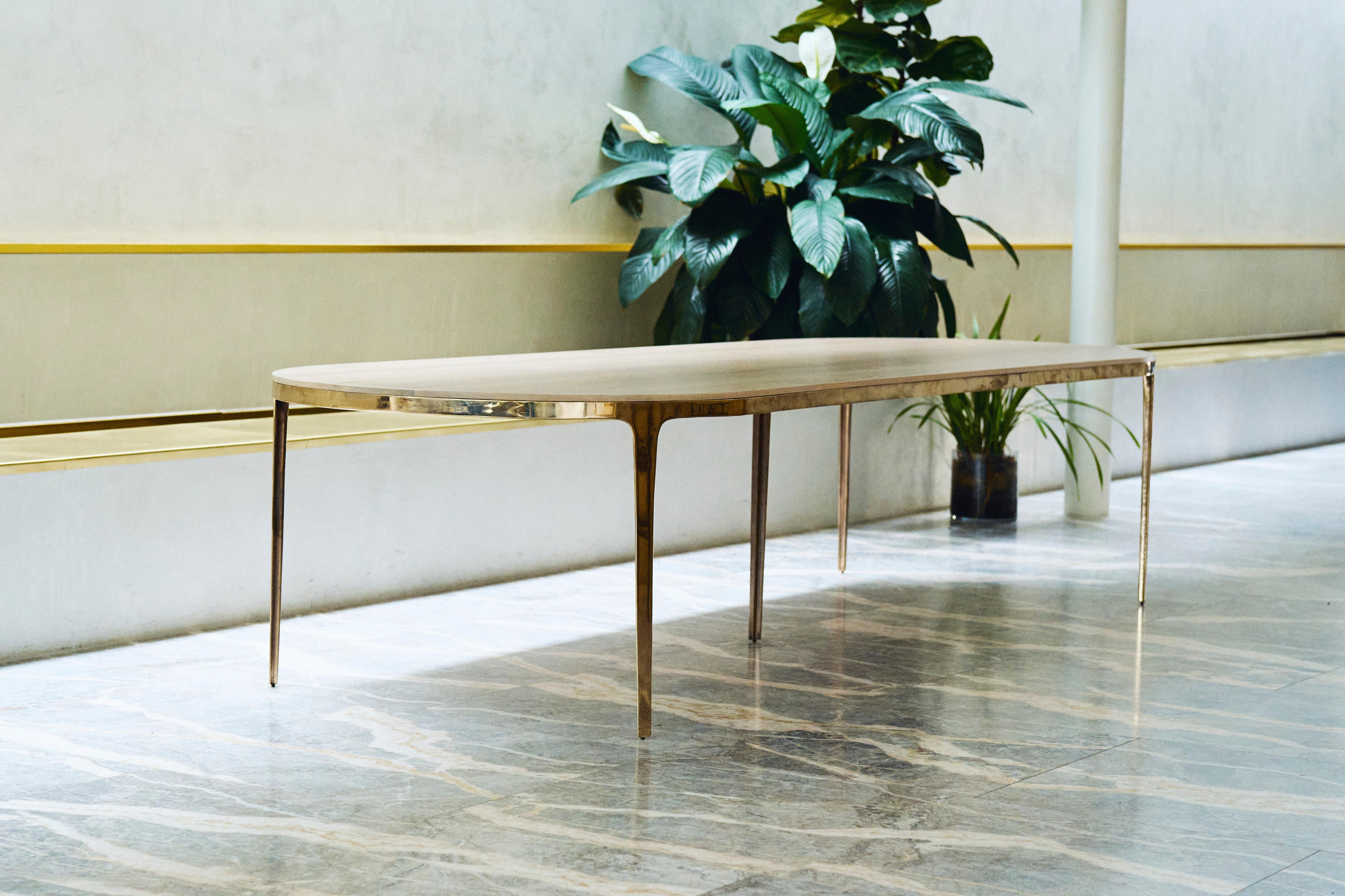 Ovaler Barbera-Tisch aus Bronze, moderner Sockel aus massiver Bronze mit Holzplatte im Angebot 2