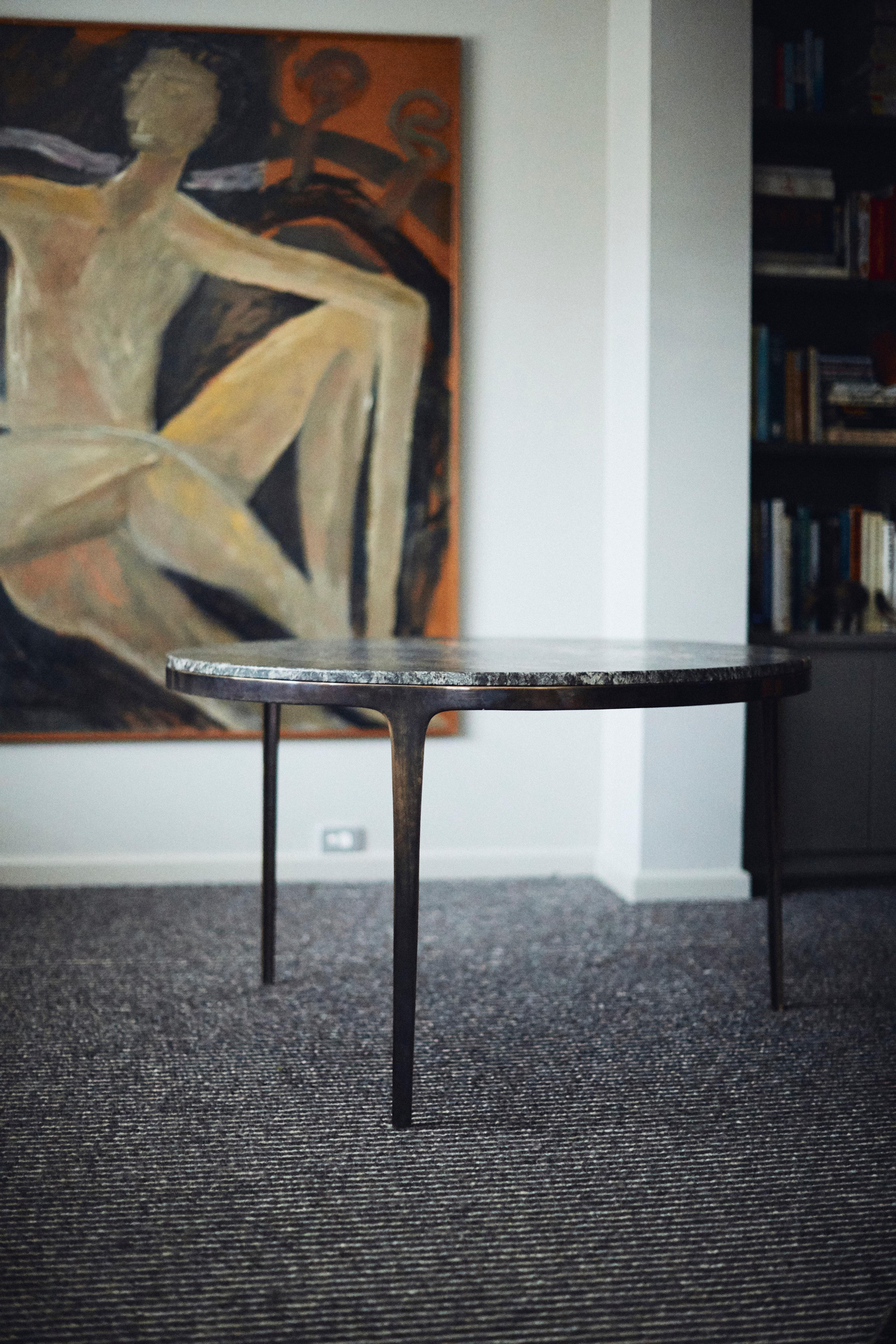 Runder Tisch Barbera „Bronze“ aus massiver Bronze, moderner Sockel mit Granitsteinplatte (Postmoderne) im Angebot