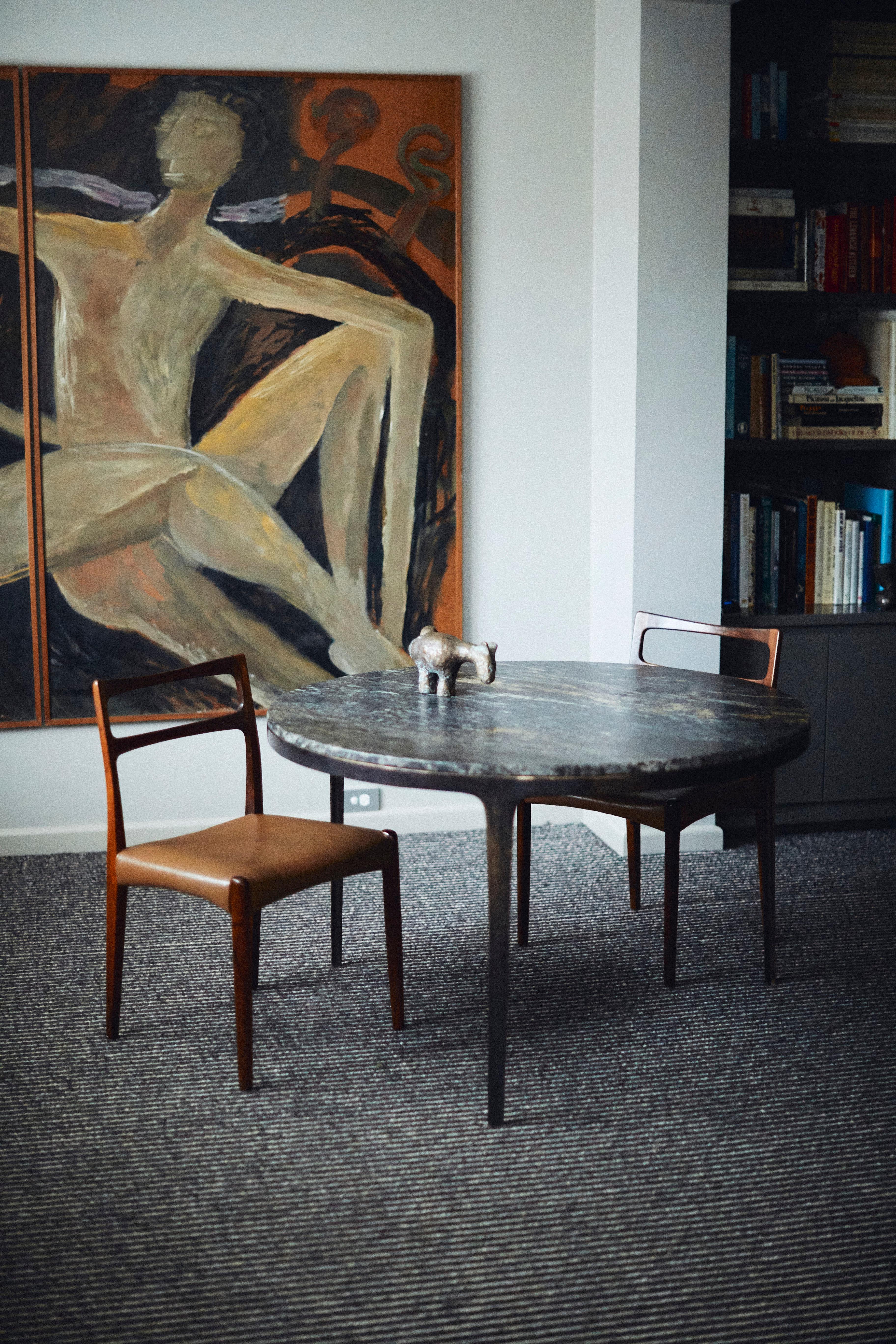 Runder Tisch Barbera „Bronze“ aus massiver Bronze, moderner Sockel mit Granitsteinplatte (Geschwärzt) im Angebot