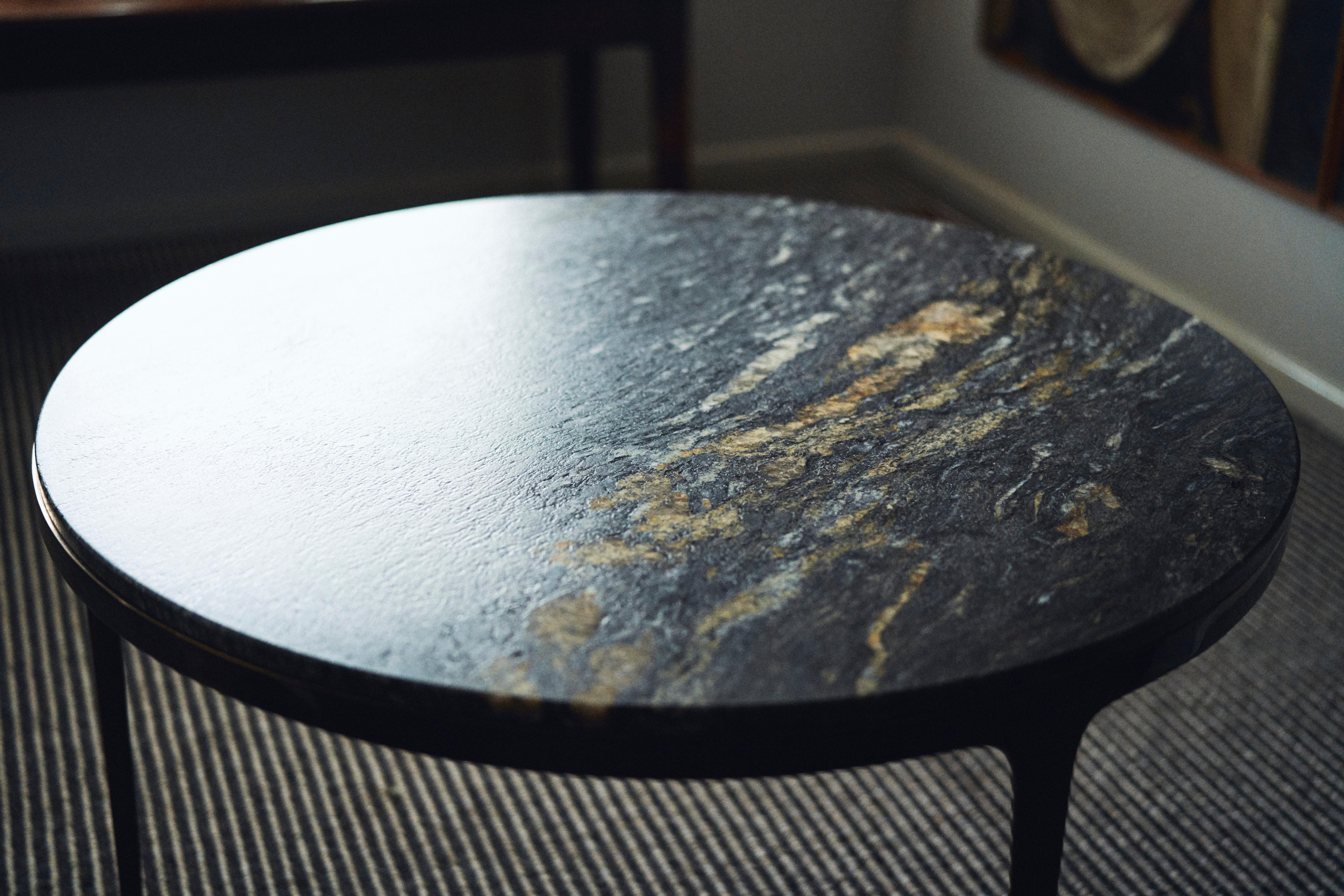 Australien Table ronde Barbera, base en bronze massif moderne avec plateau en pierre de granit en vente