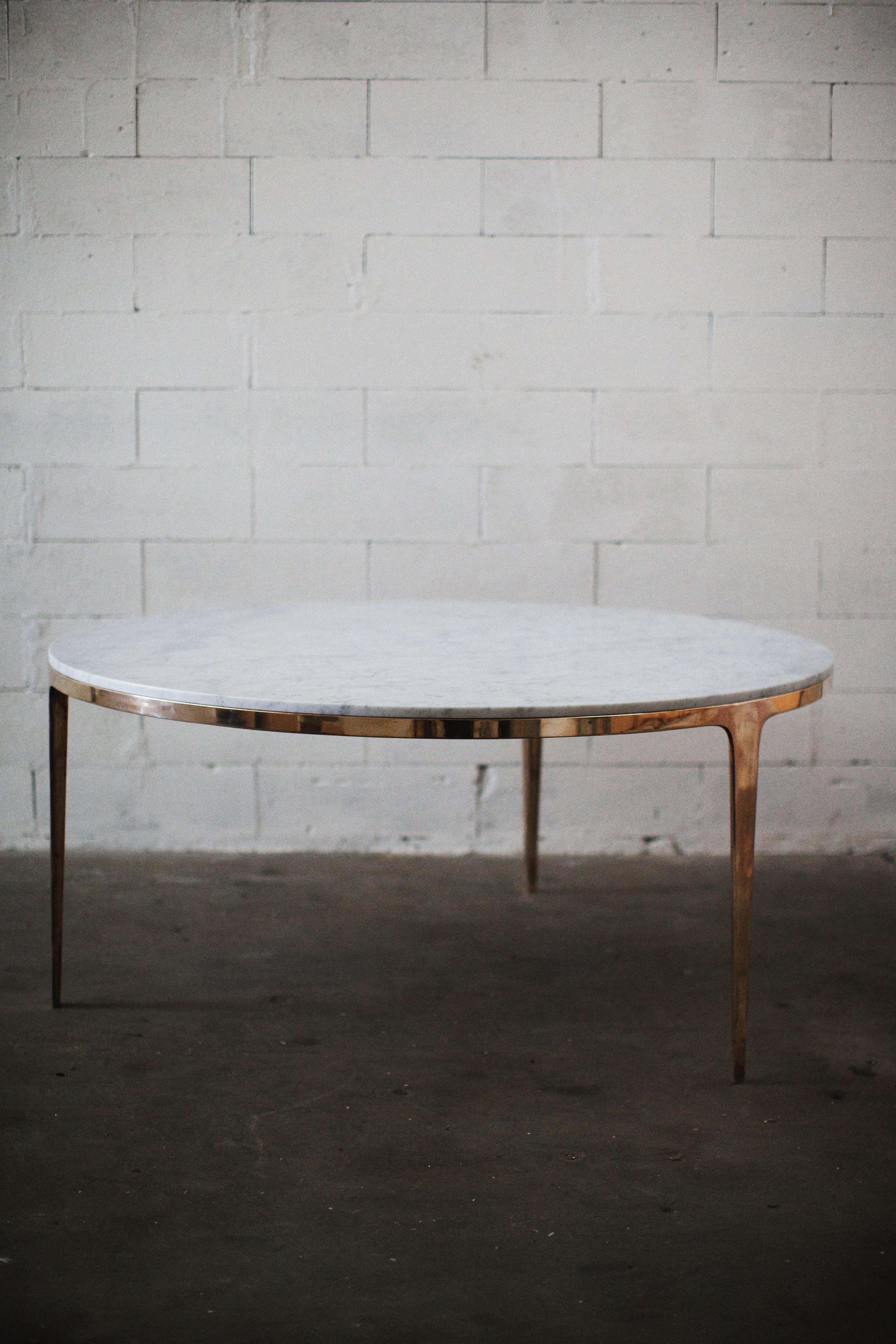 Der von Daniel Barbera entworfene Tisch Bronze