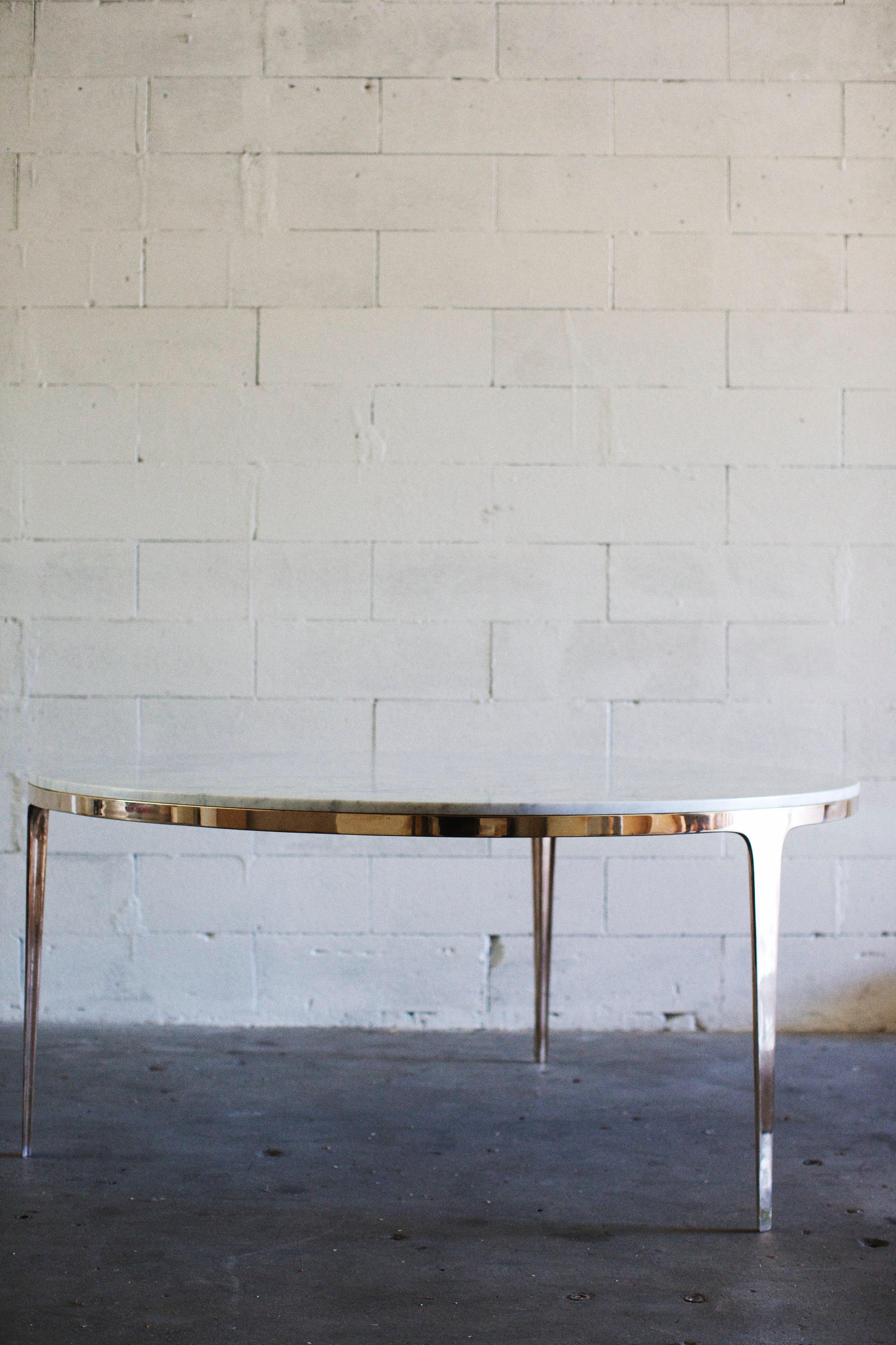 Runder Tisch „Bronze“ von Barbera, moderner Sockel aus massiver Bronze mit Steinplatte (Postmoderne) im Angebot