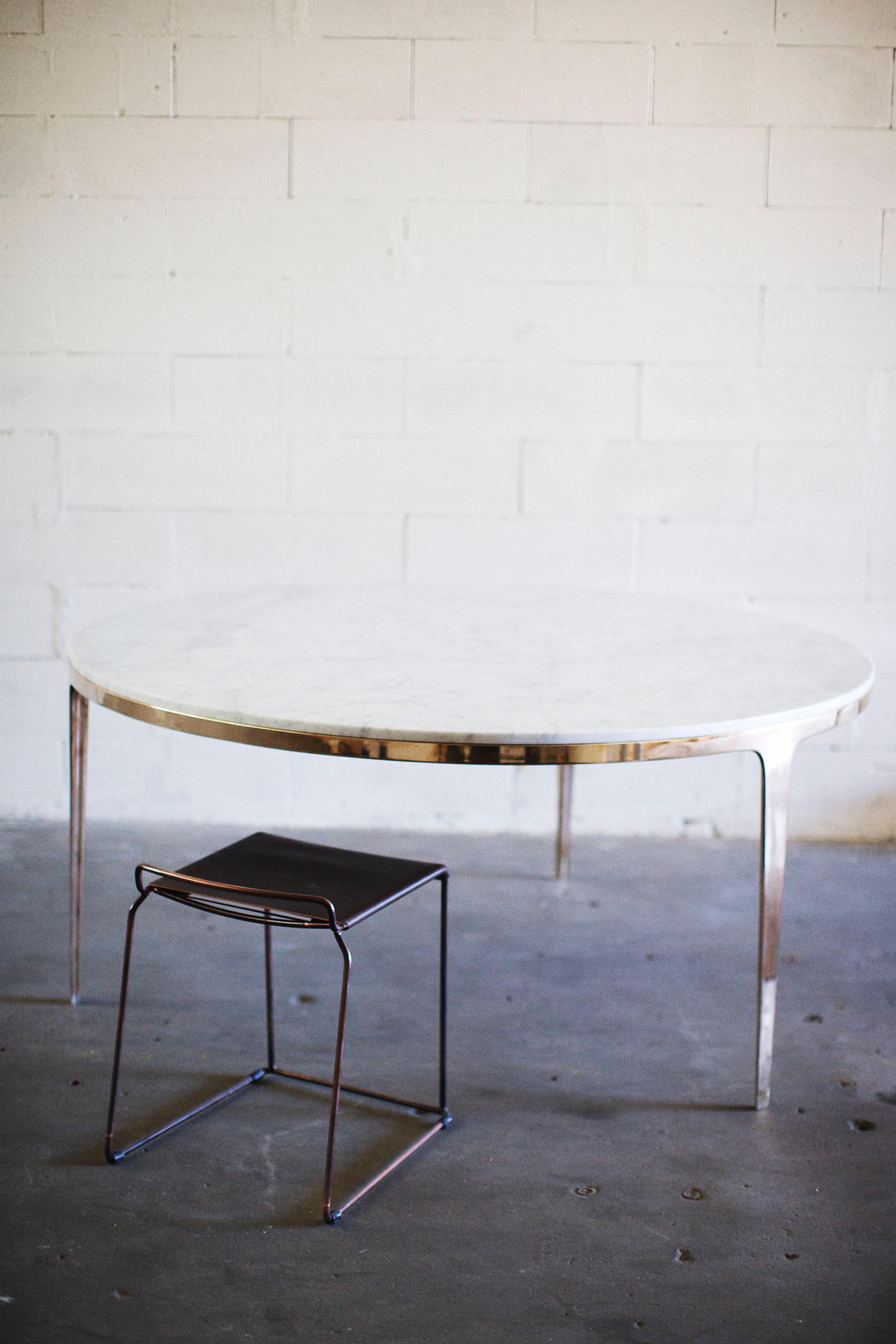 Runder Tisch „Bronze“ von Barbera, moderner Sockel aus massiver Bronze mit Steinplatte (Australisch) im Angebot