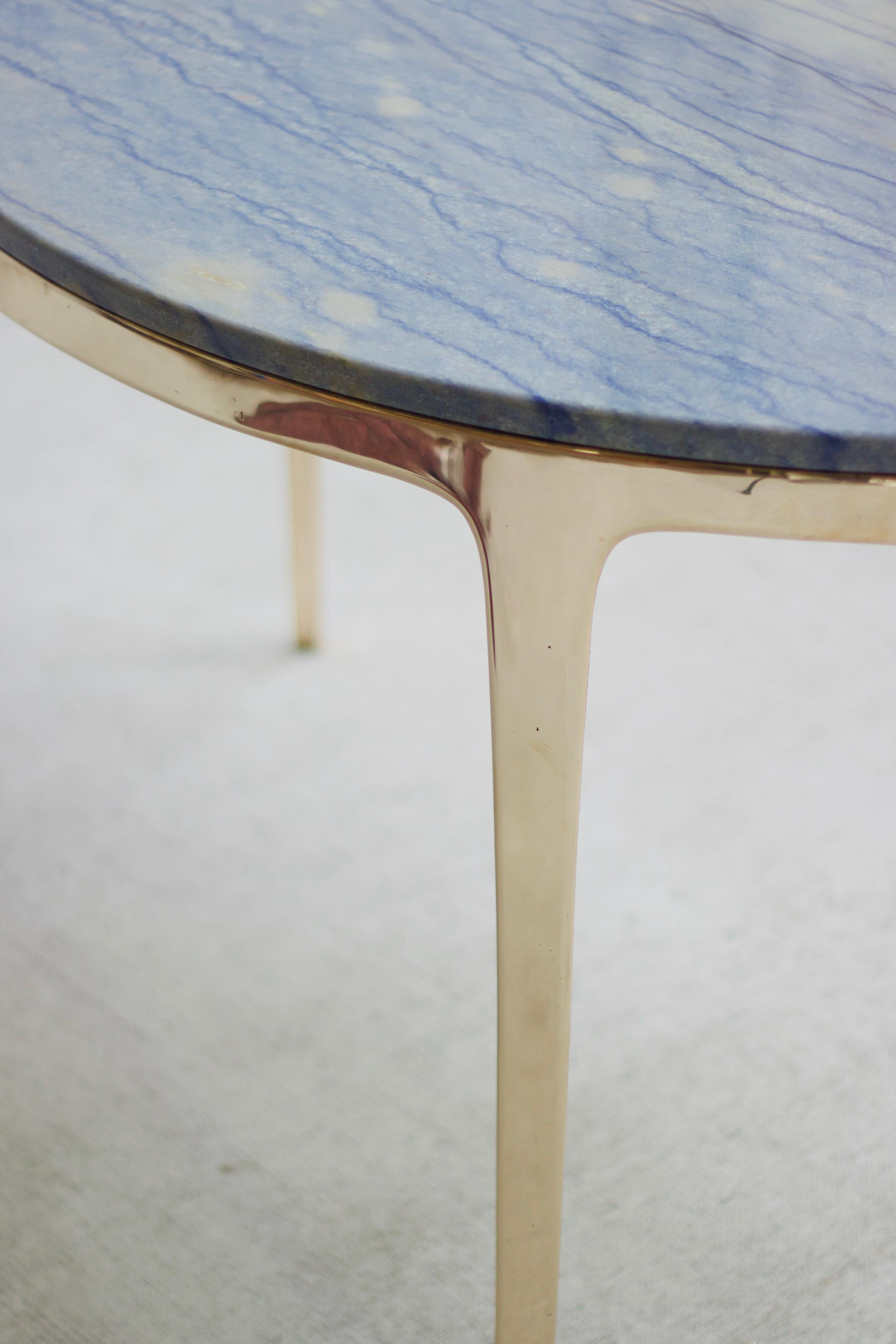 Runder Tisch Barbera „Bronze“ mit modernem Sockel aus massiver Bronze, auf Bestellung gefertigt (Poliert) im Angebot
