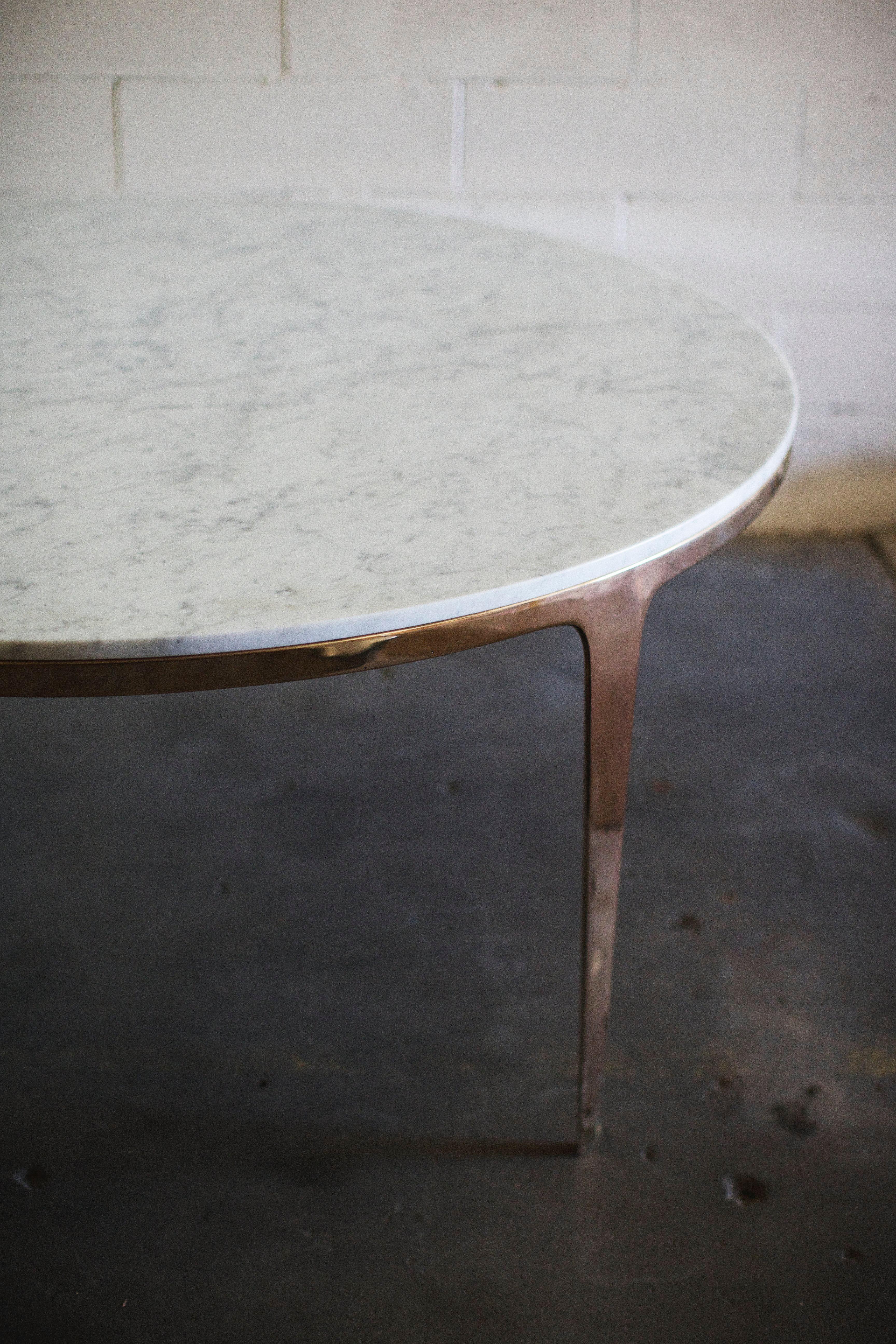 Runder Tisch „Bronze“ von Barbera, moderner Sockel aus massiver Bronze mit Steinplatte (Geschwärzt) im Angebot