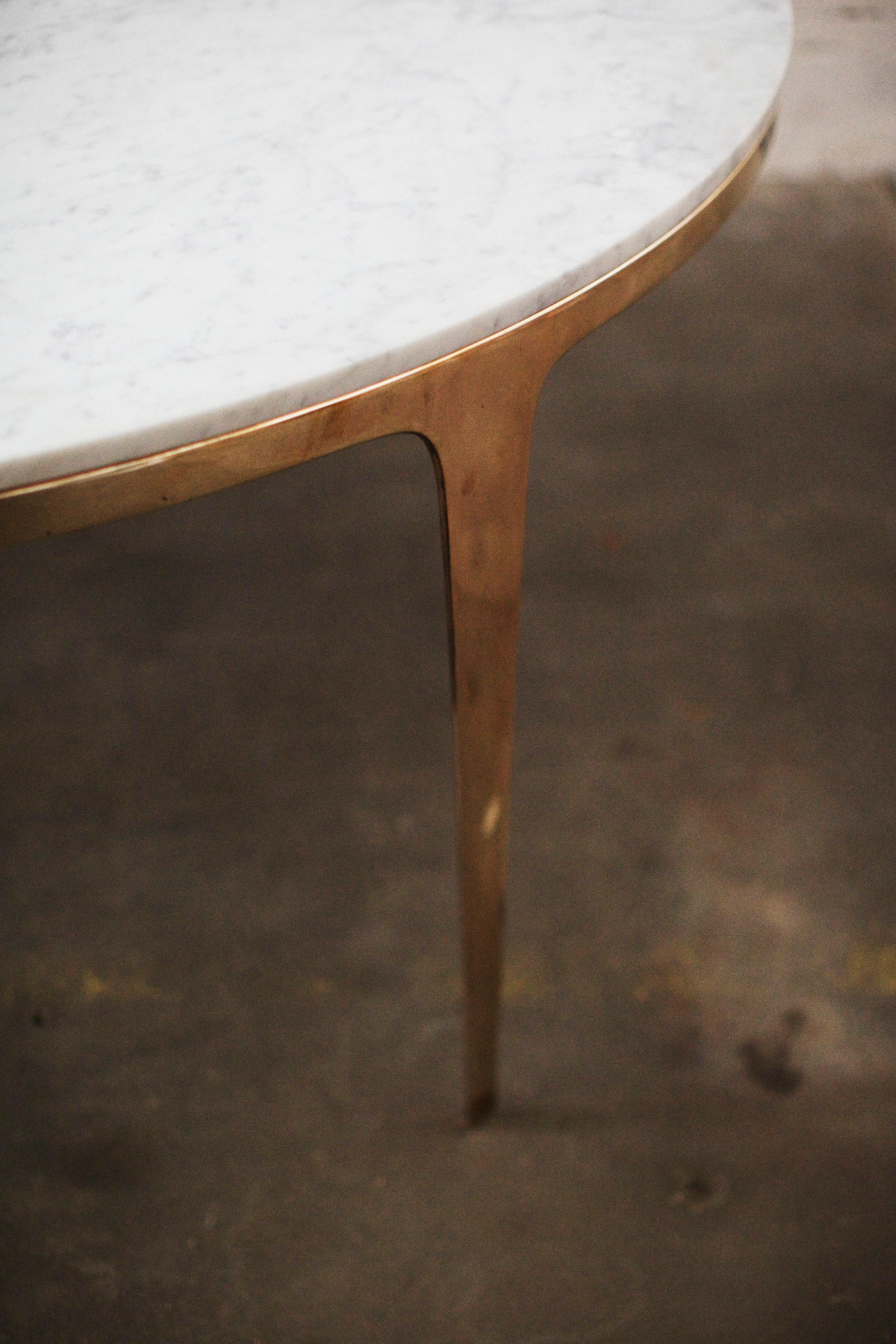 Runder Tisch „Bronze“ von Barbera, moderner Sockel aus massiver Bronze mit Steinplatte (21. Jahrhundert und zeitgenössisch) im Angebot