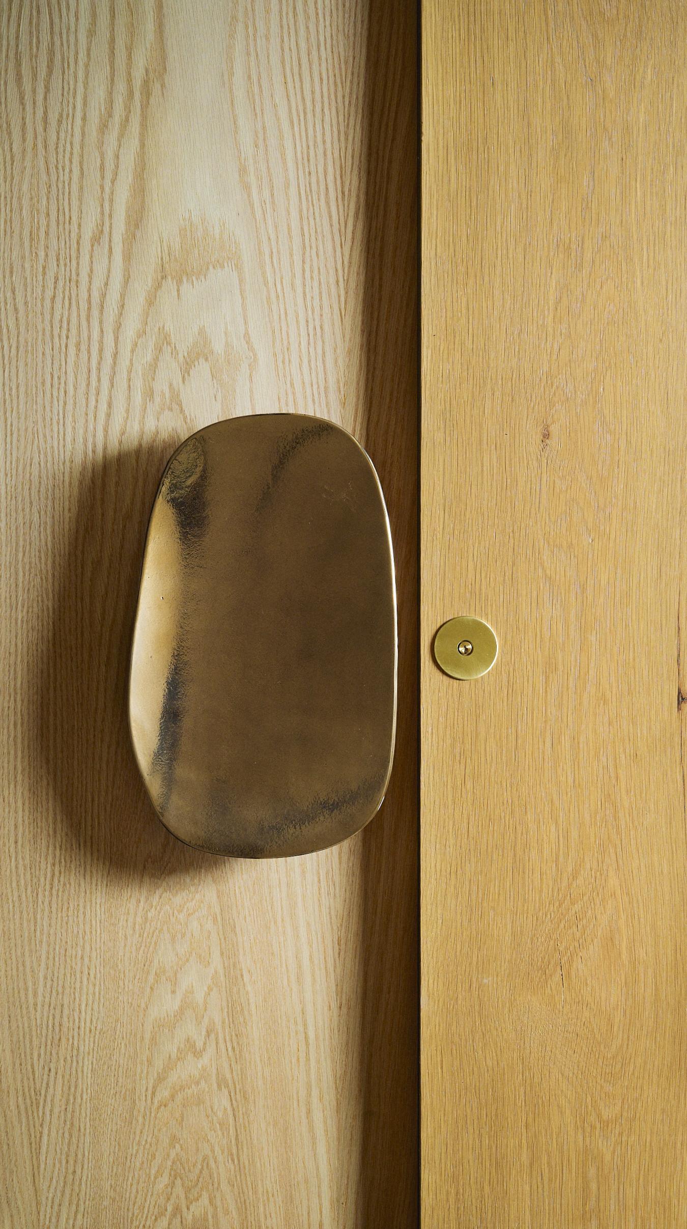 Le maniglie d'ingresso Fermat in bronzo massiccio sono pezzi audaci e belli da vedere, progettati per abbellire porte e ingressi.   Forniscono elementi architettonici tattili e interessanti che si armonizzano con edifici contemporanei e