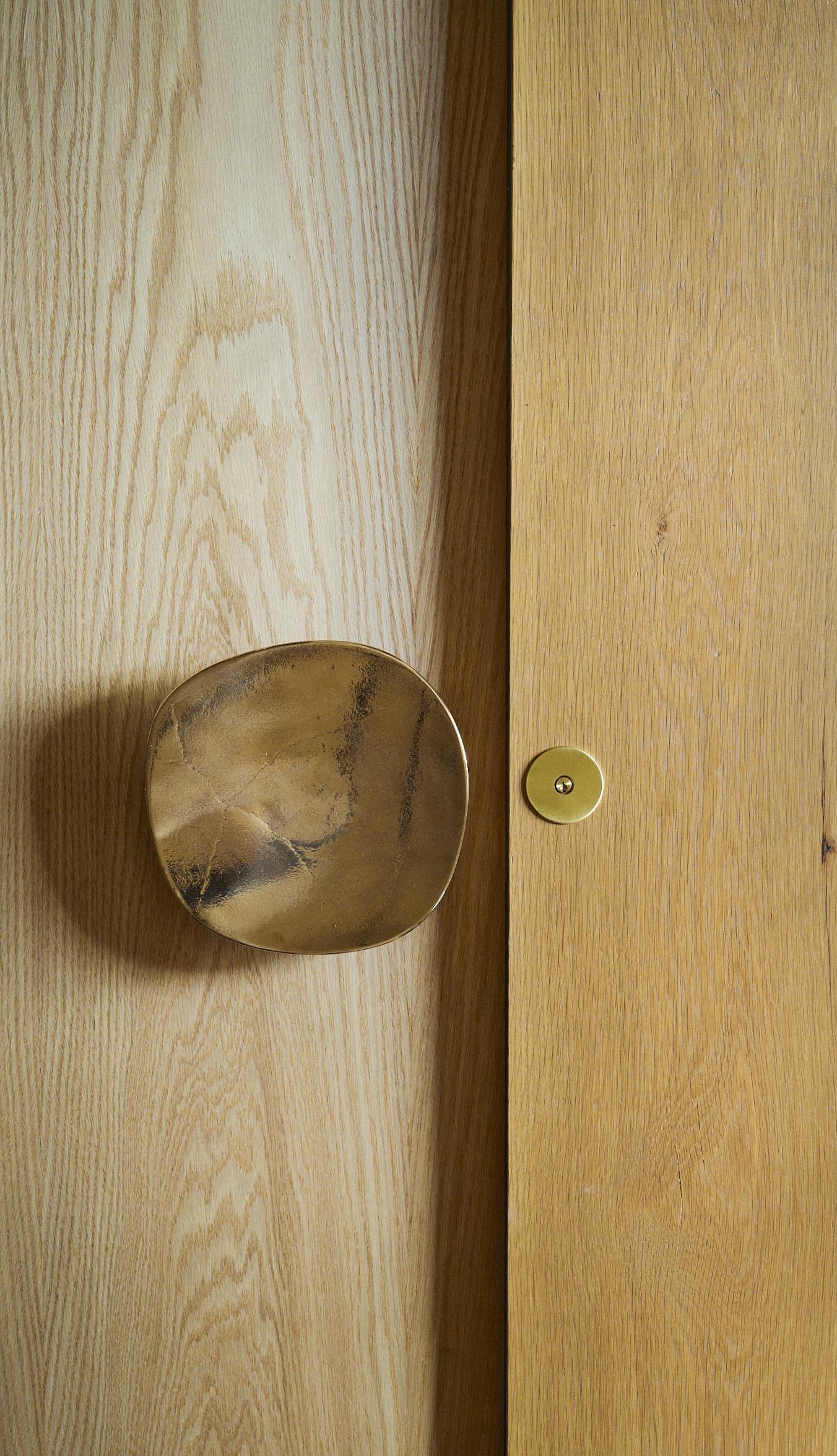 Le maniglie d'ingresso Fermat in bronzo massiccio sono pezzi audaci e belli da vedere, progettati per abbellire porte e ingressi.   Forniscono elementi architettonici tattili e interessanti che si armonizzano con edifici contemporanei e