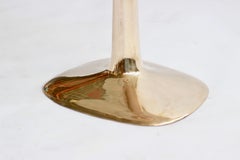 Mesa "Molécula" Barbera, moderna base de bronce macizo con tablero de piedra