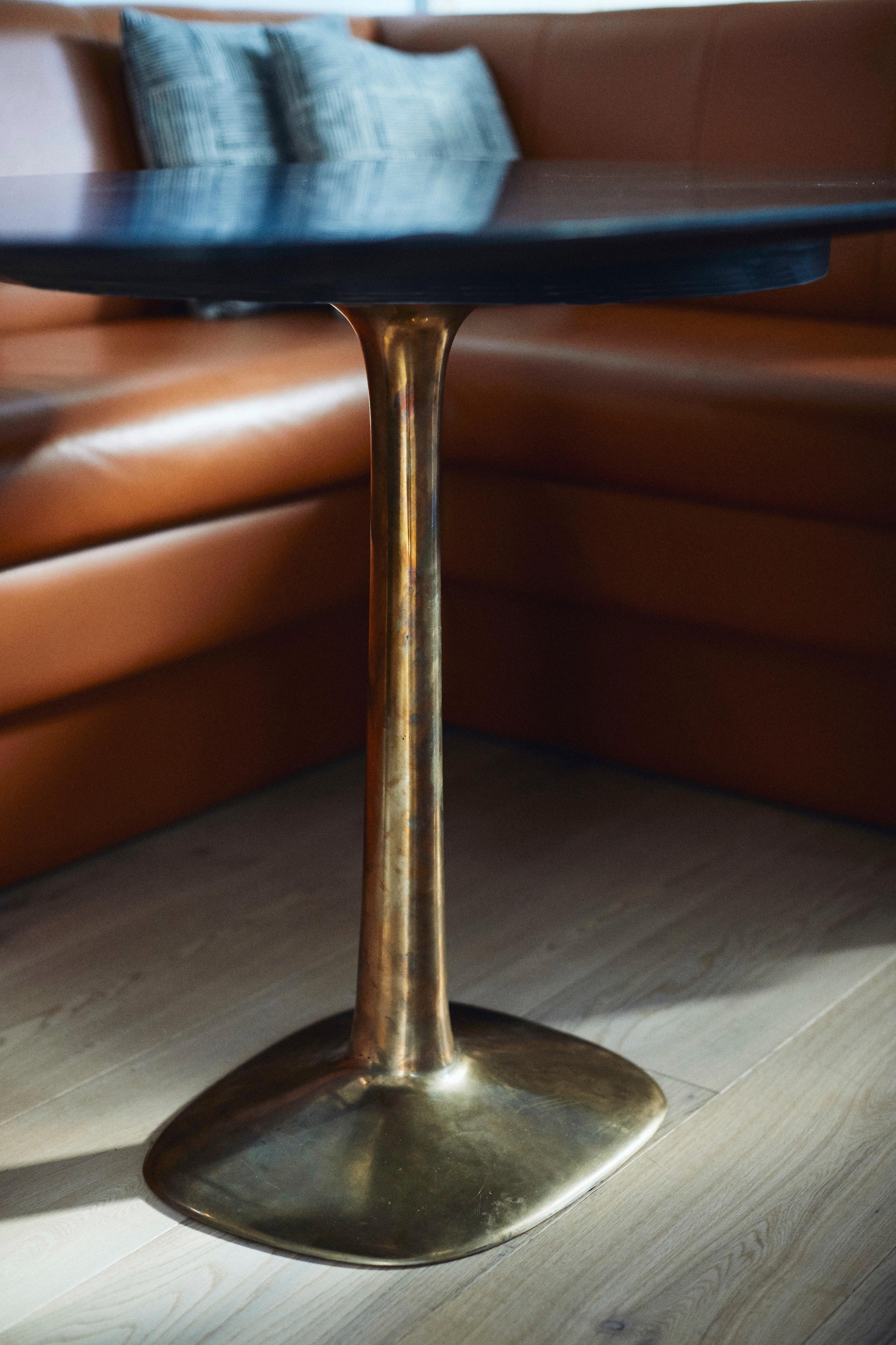 Barbera-Tisch „Molecule“, moderner Sockel aus massiver Bronze mit Steinplatte (Postmoderne) im Angebot