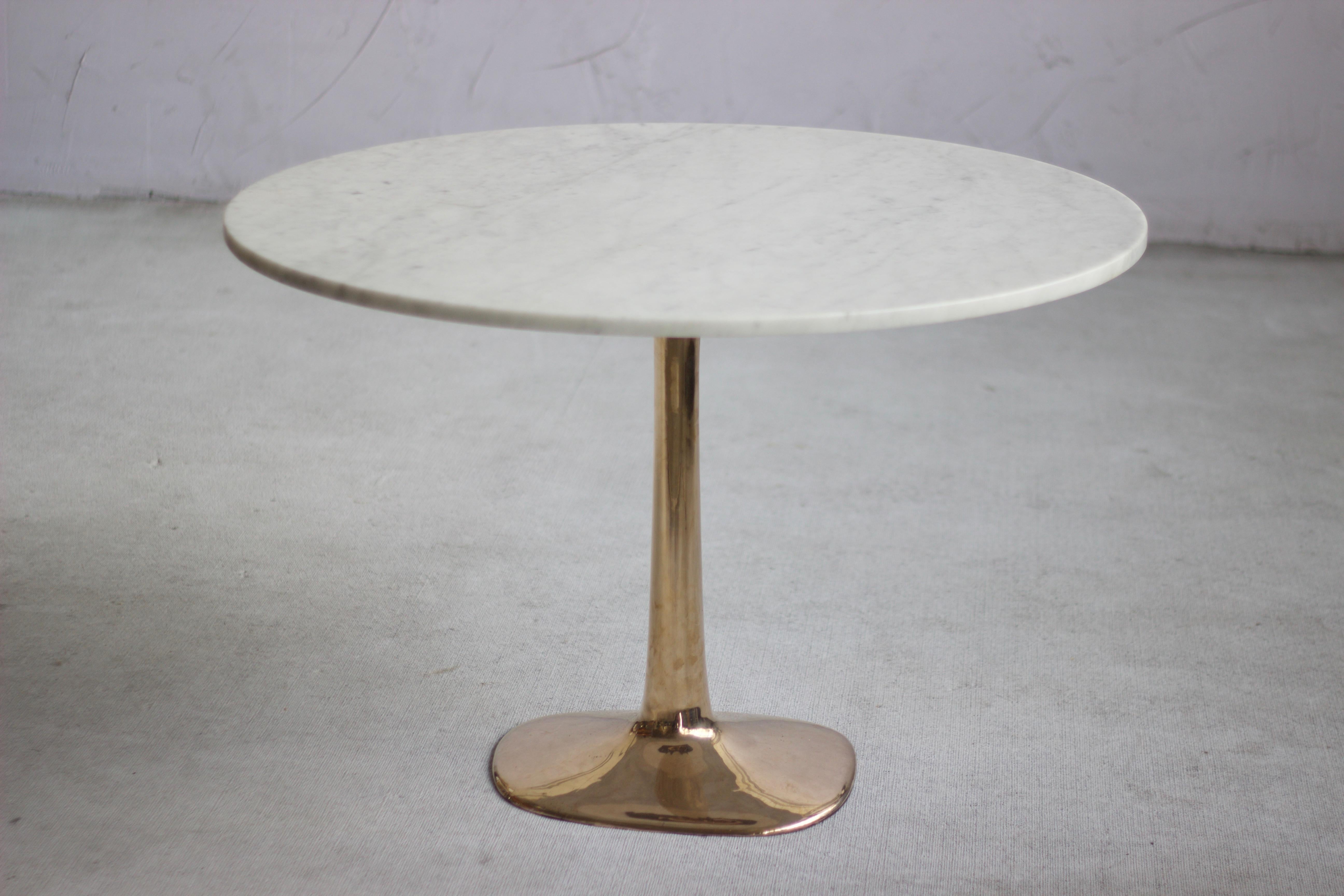 Barbera-Tisch „Molecule“, moderner Sockel aus massiver Bronze mit Steinplatte (Australisch) im Angebot