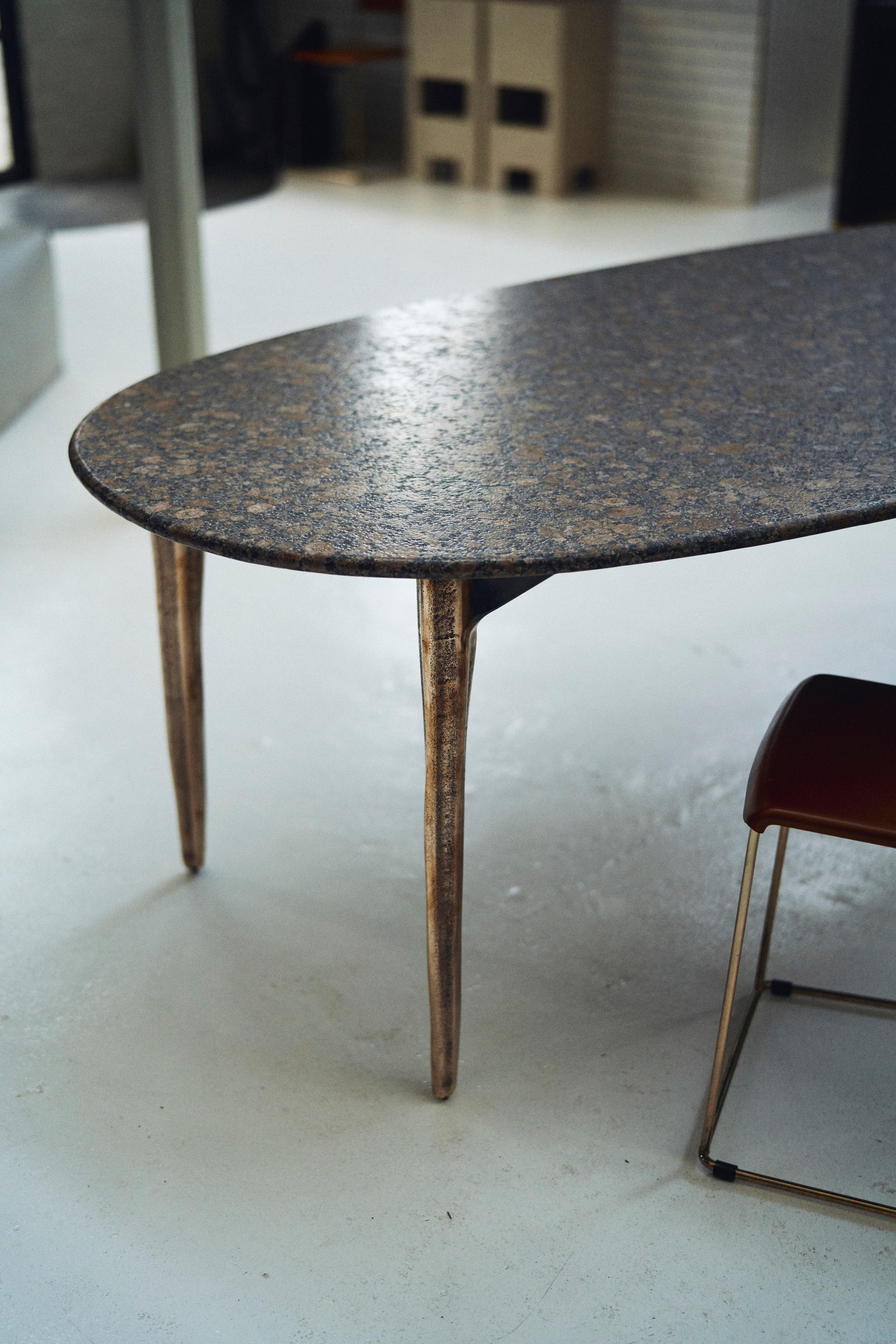 Barbera 'OSSO' Ovaler Esstisch, moderner Sockel aus massiver Bronze mit Steinplatte im Angebot 3