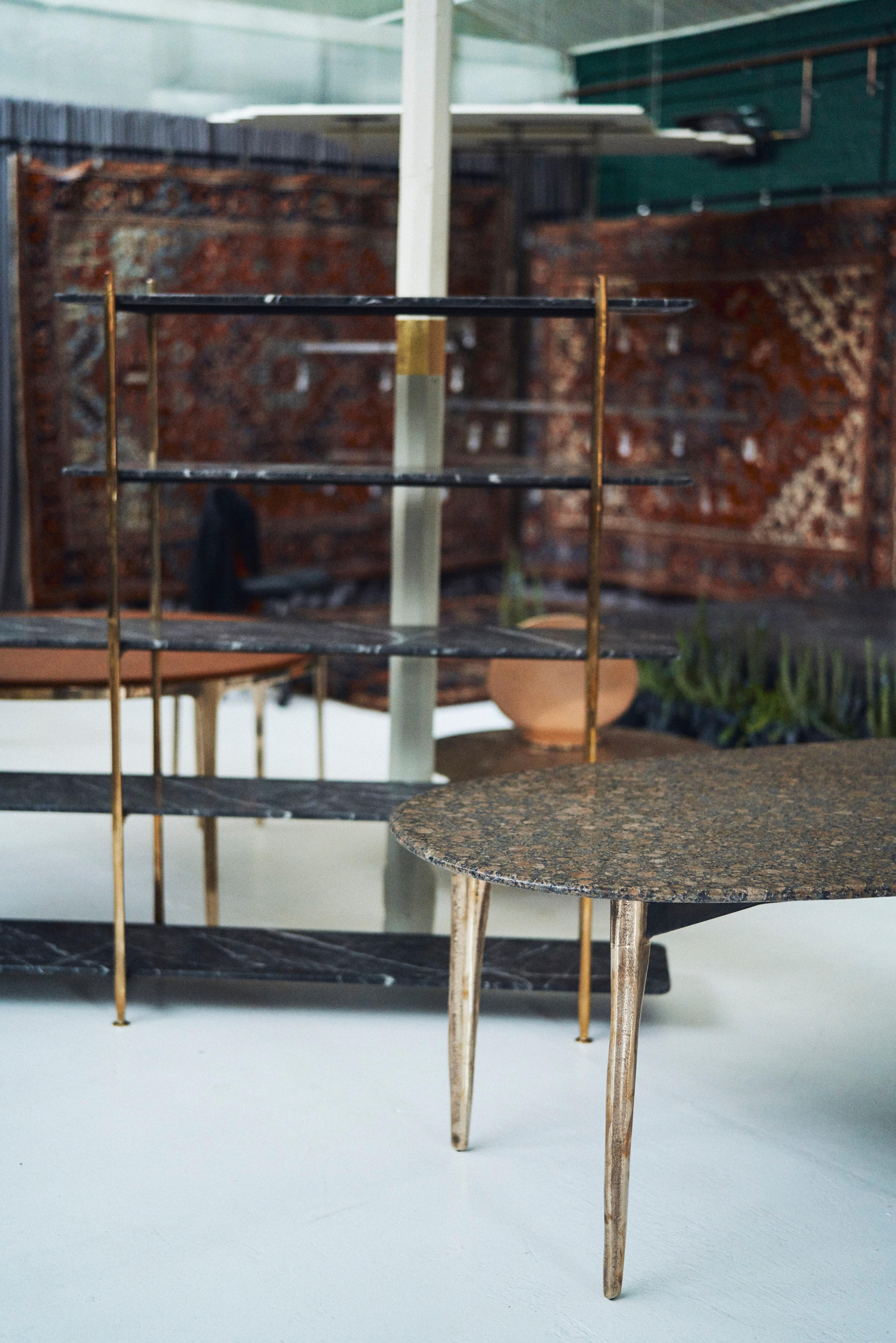 Barbera 'OSSO' Ovaler Esstisch, moderner Sockel aus massiver Bronze mit Steinplatte im Angebot 4