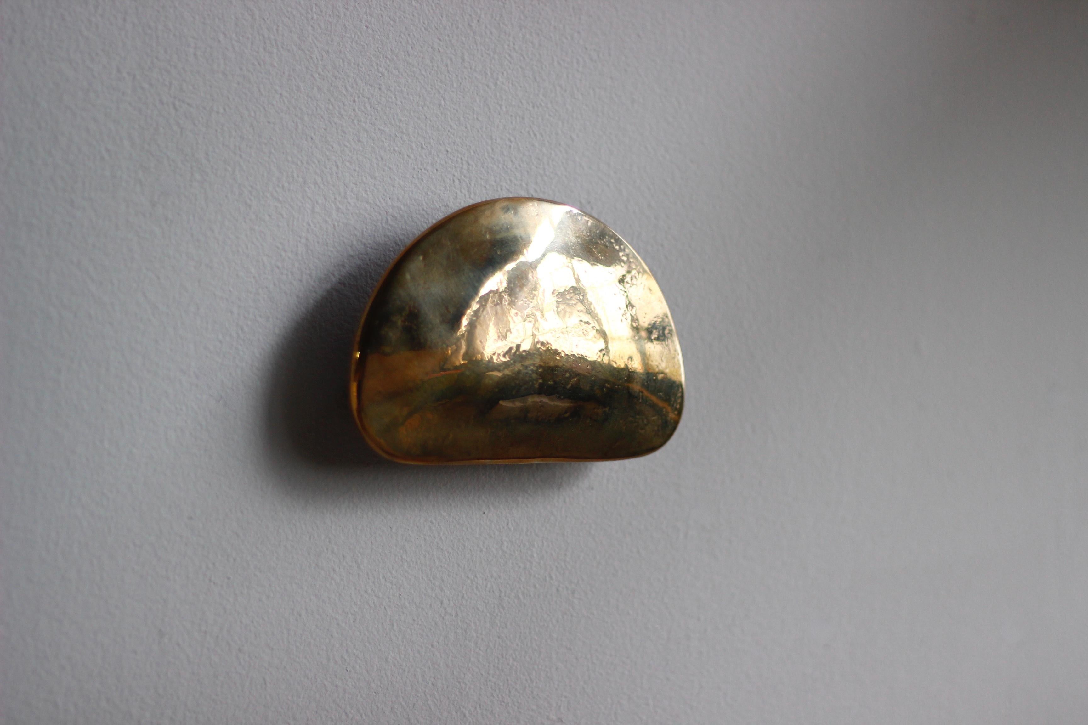 Le crochet mural PESCARA est en bronze massif et est accompagné d'un  fixation frontale, système de fixation murale pour une installation aisée.   Ils constituent la solution parfaite pour un endroit où poser les manteaux, les sacs, les chapeaux et