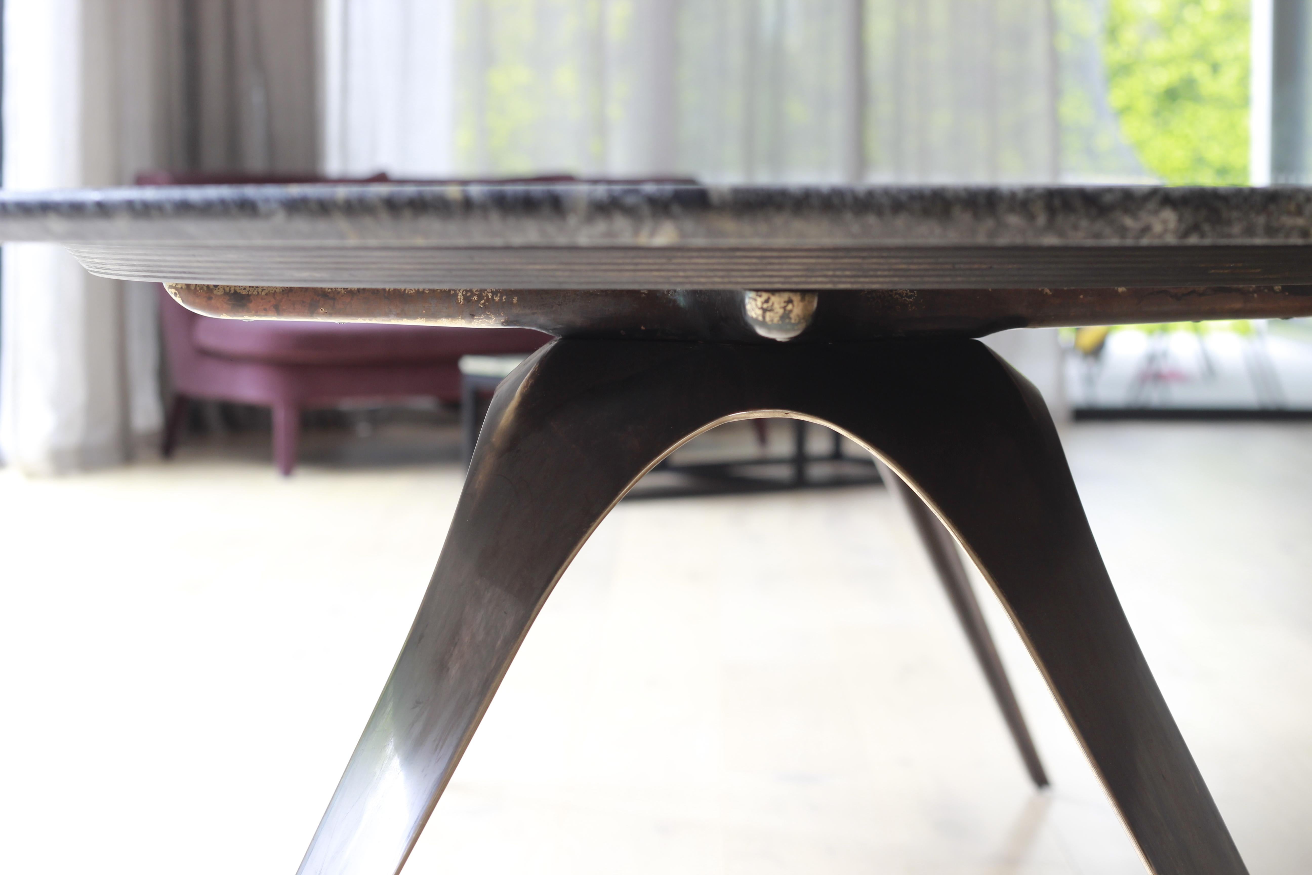 Diseñada por Daniel Barbera, la mesa Spargere se inspira en la evolución de los organismos, y en cómo la naturaleza utiliza la forma mínima y, sin embargo, puede crear estructuras superresistentes. La forma orgánica de cuatro patas de bronce macizo