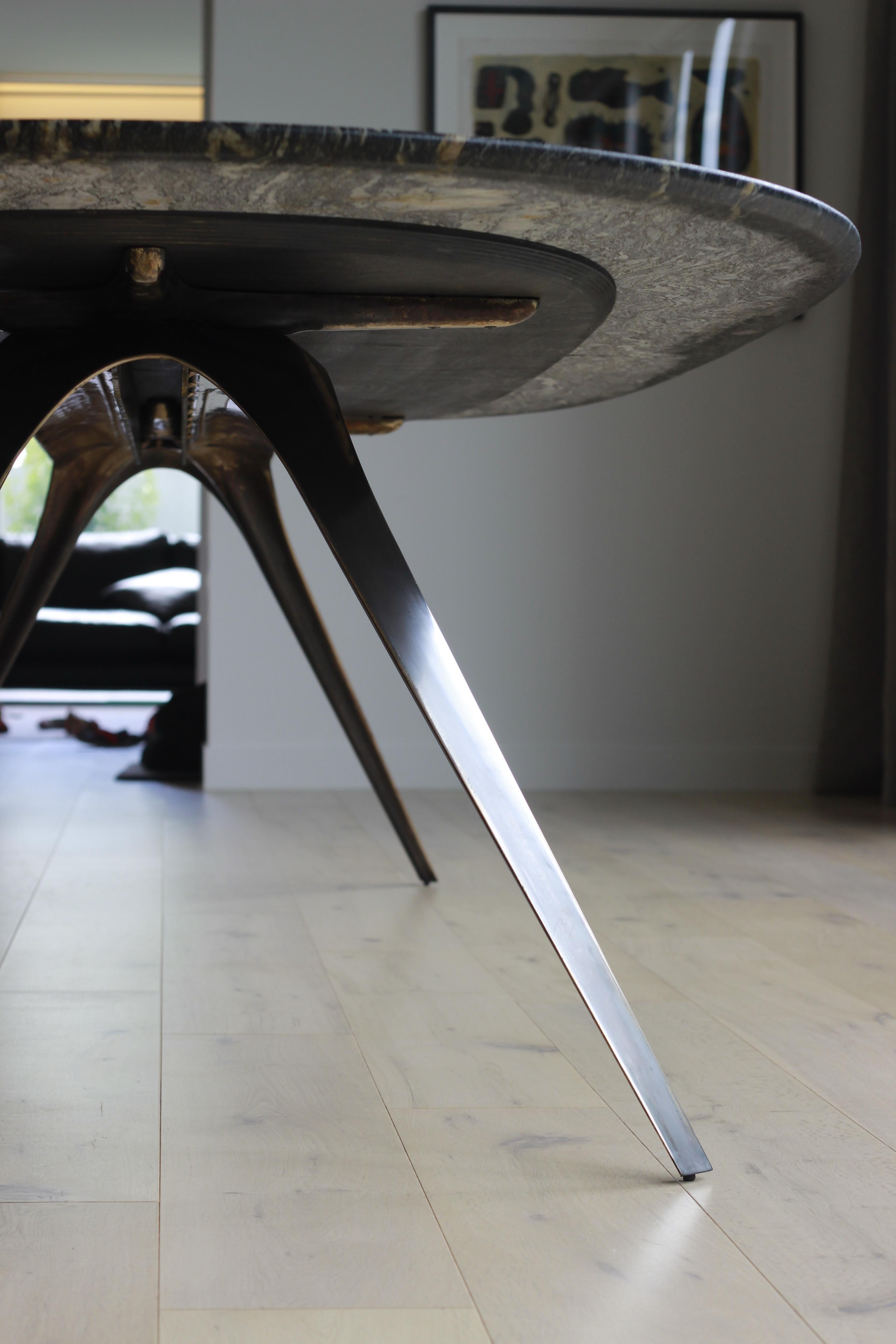 Ovaler Barbera Spargere-Tisch, moderner Sockel aus massiver Bronze mit Granitplatte (Postmoderne) im Angebot
