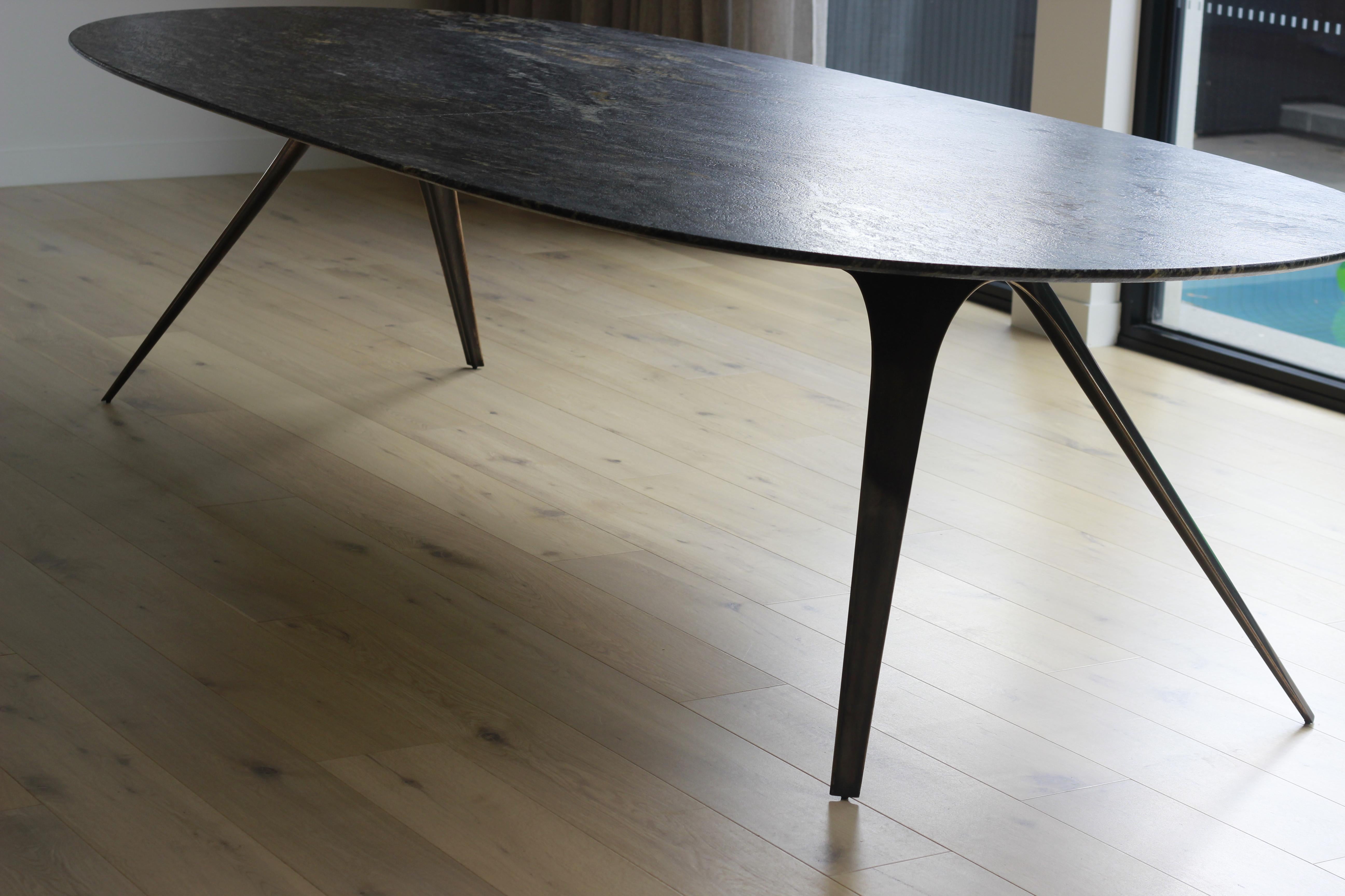 Ovaler Barbera Spargere-Tisch, moderner Sockel aus massiver Bronze mit Granitplatte (Australisch) im Angebot