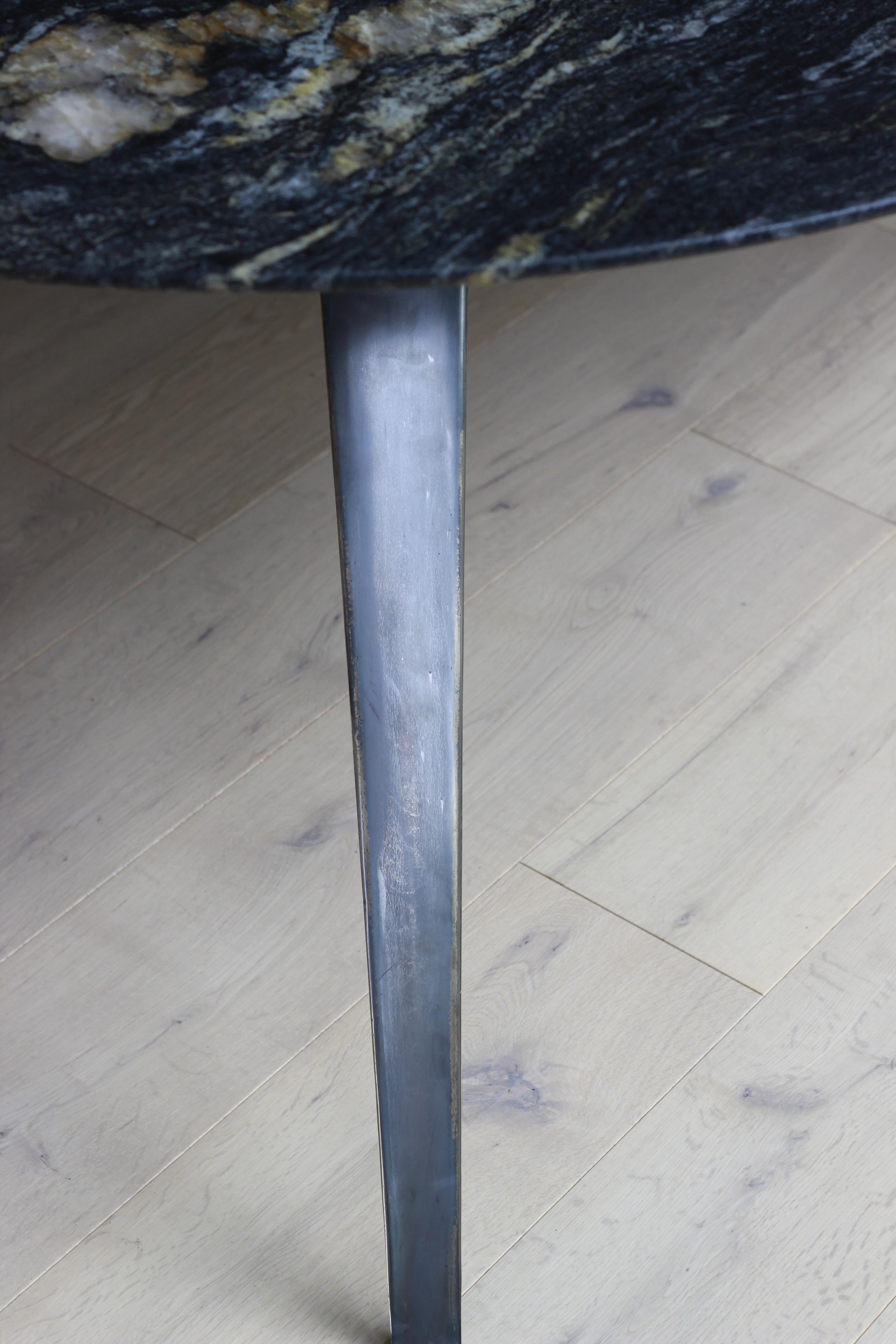 Mesa Oval Barbera Spargere, moderna base de bronce macizo con tablero de granito Ennegrecido en venta