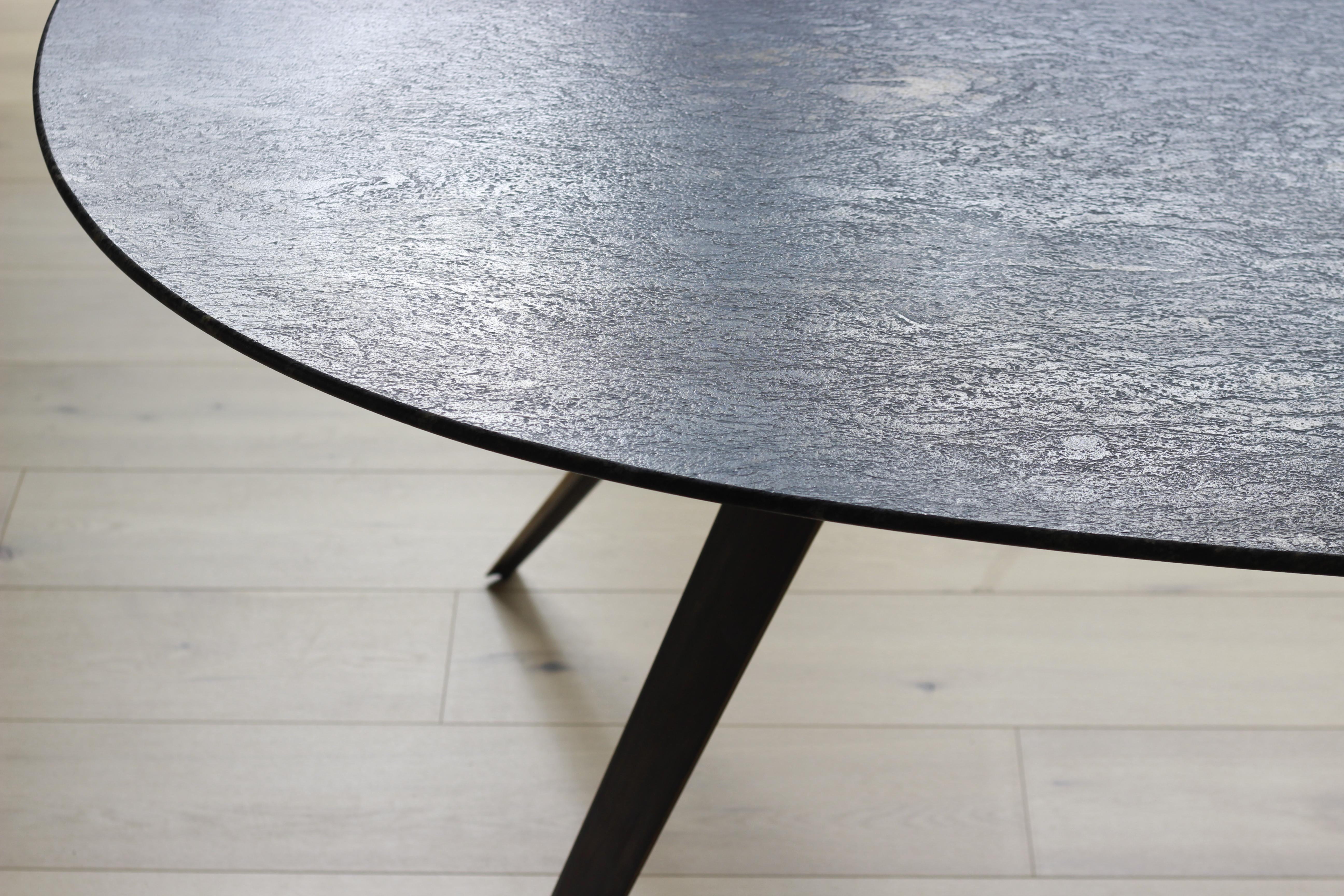XXIe siècle et contemporain Table ovale Barbera Spargere, base moderne en bronze massif avec plateau en granit en vente