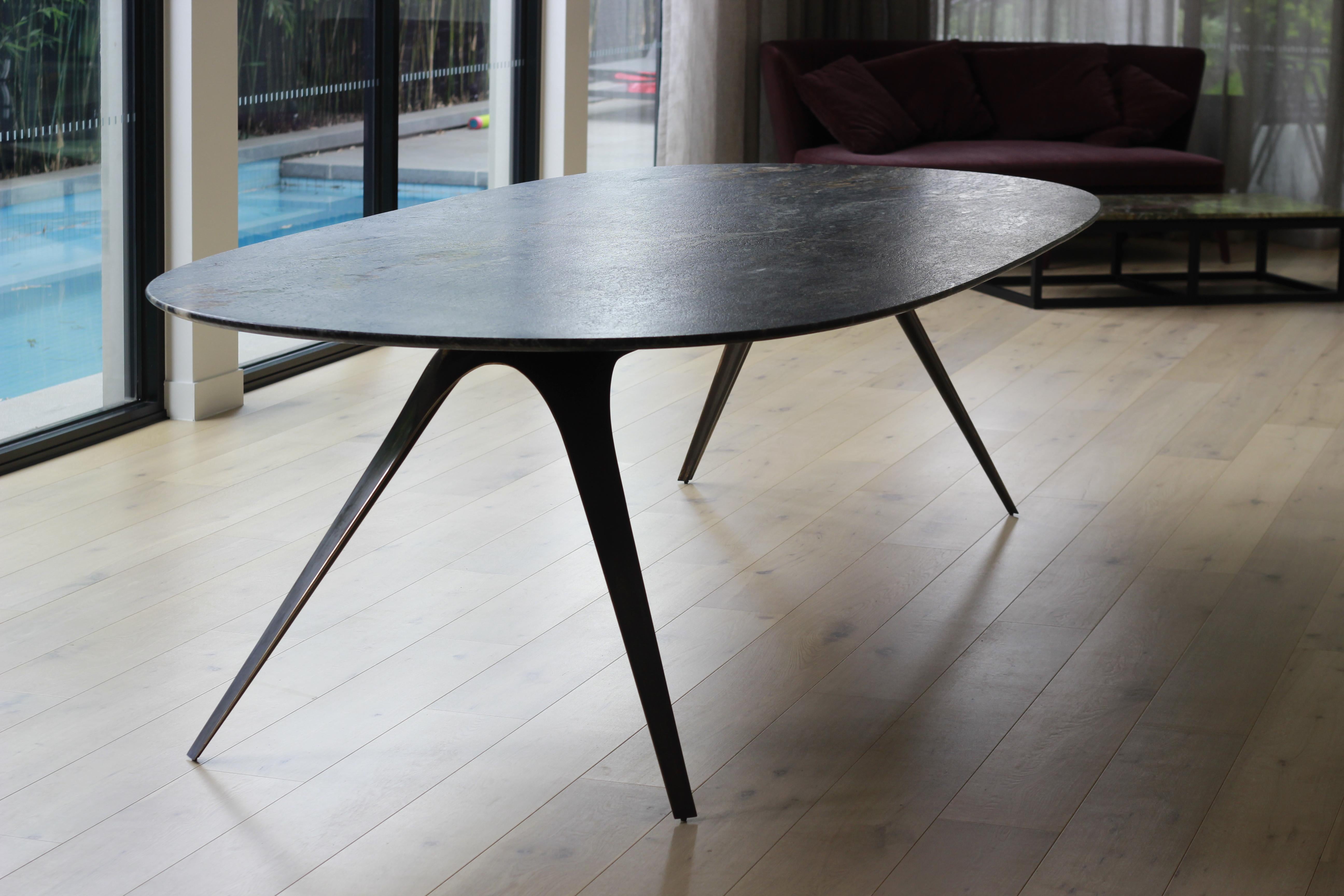 Ovaler Barbera Spargere-Tisch, moderner Sockel aus massiver Bronze mit Granitplatte (Metall) im Angebot