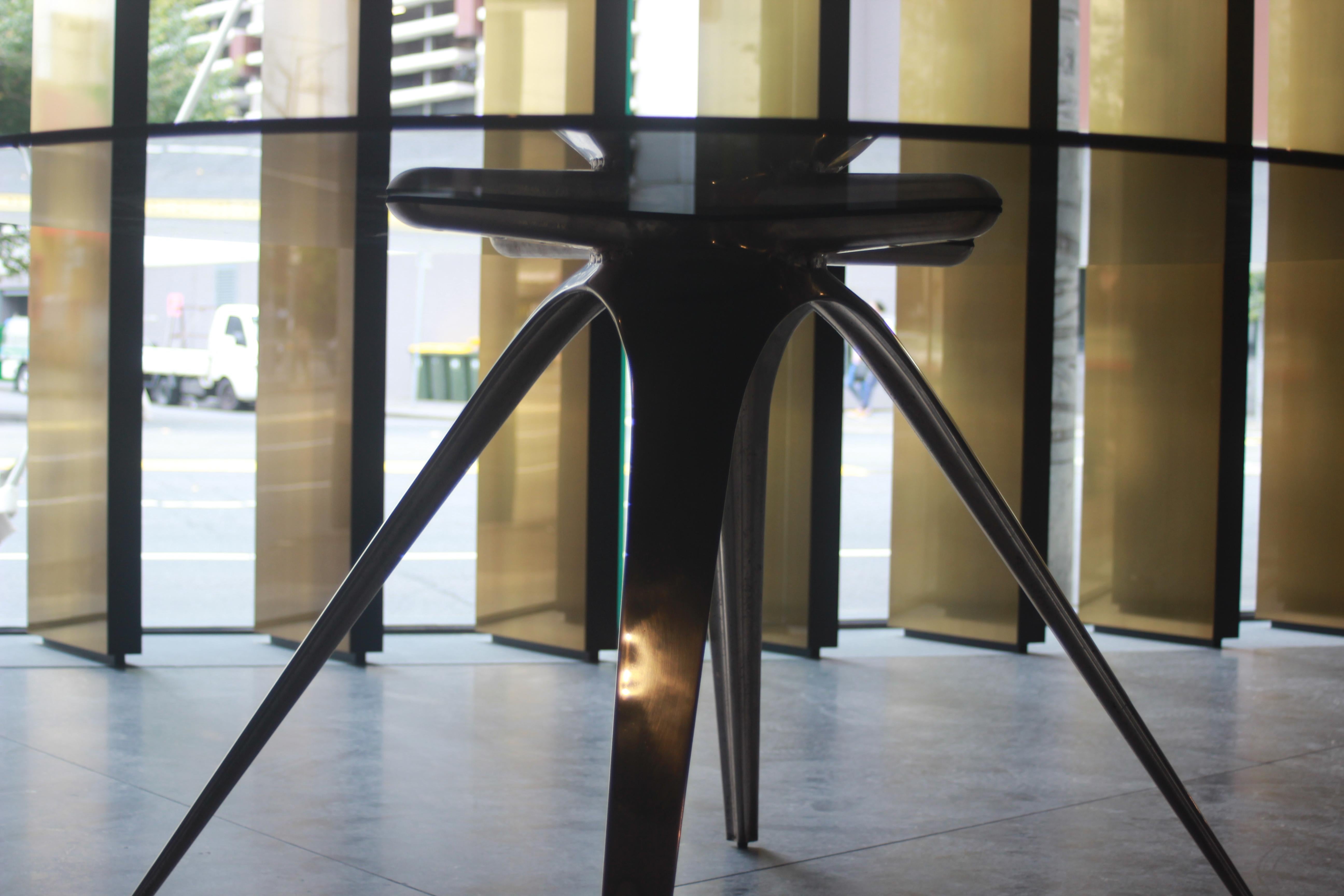 Runder Tisch Barbera Spargere, moderner Sockel aus massiver Bronze mit Glasplatte (Postmoderne) im Angebot
