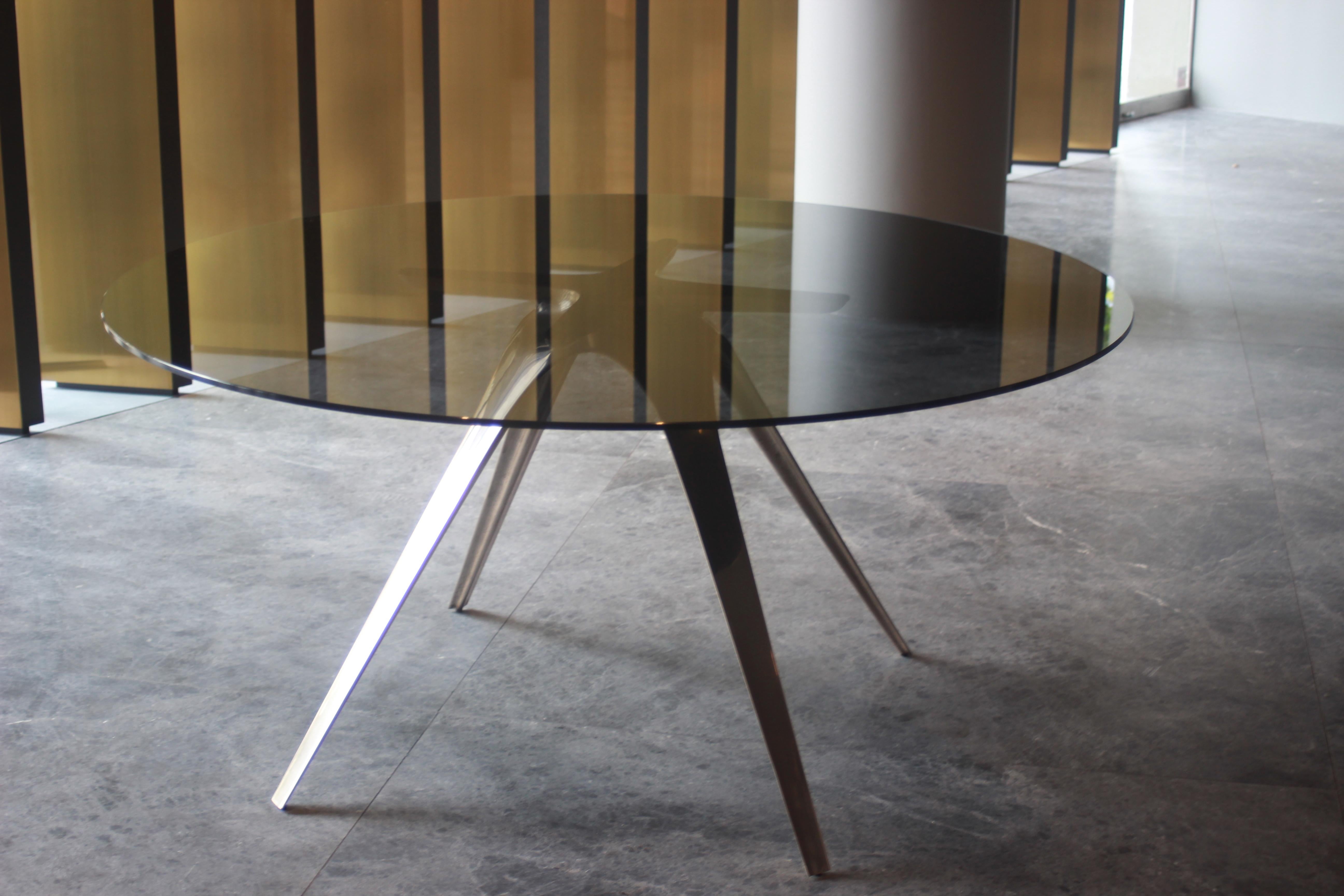 Runder Tisch Barbera Spargere, moderner Sockel aus massiver Bronze mit Glasplatte (Australisch) im Angebot