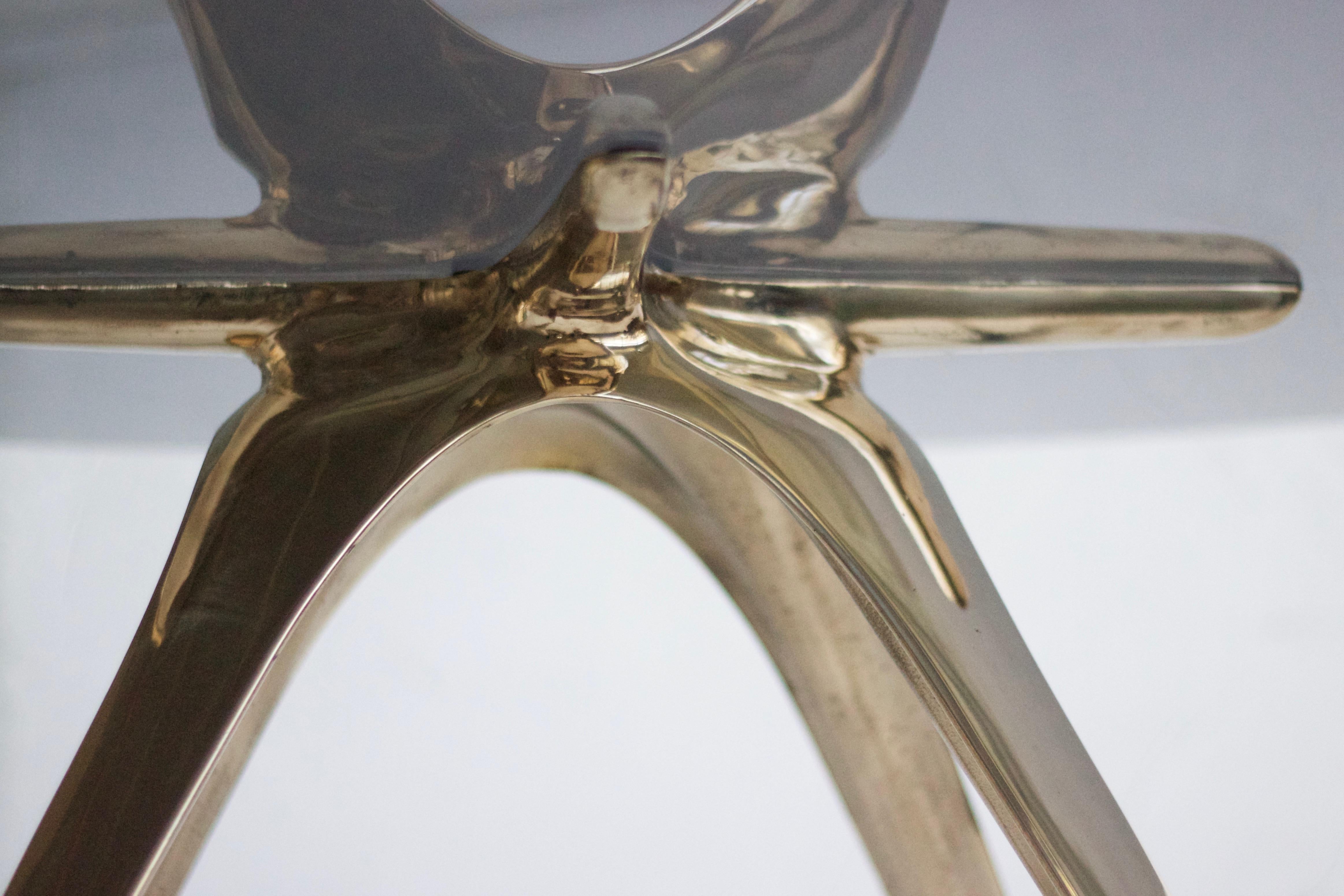 Runder Tisch Barbera Spargere, moderner Sockel aus massiver Bronze mit Glasplatte (Geschwärzt) im Angebot
