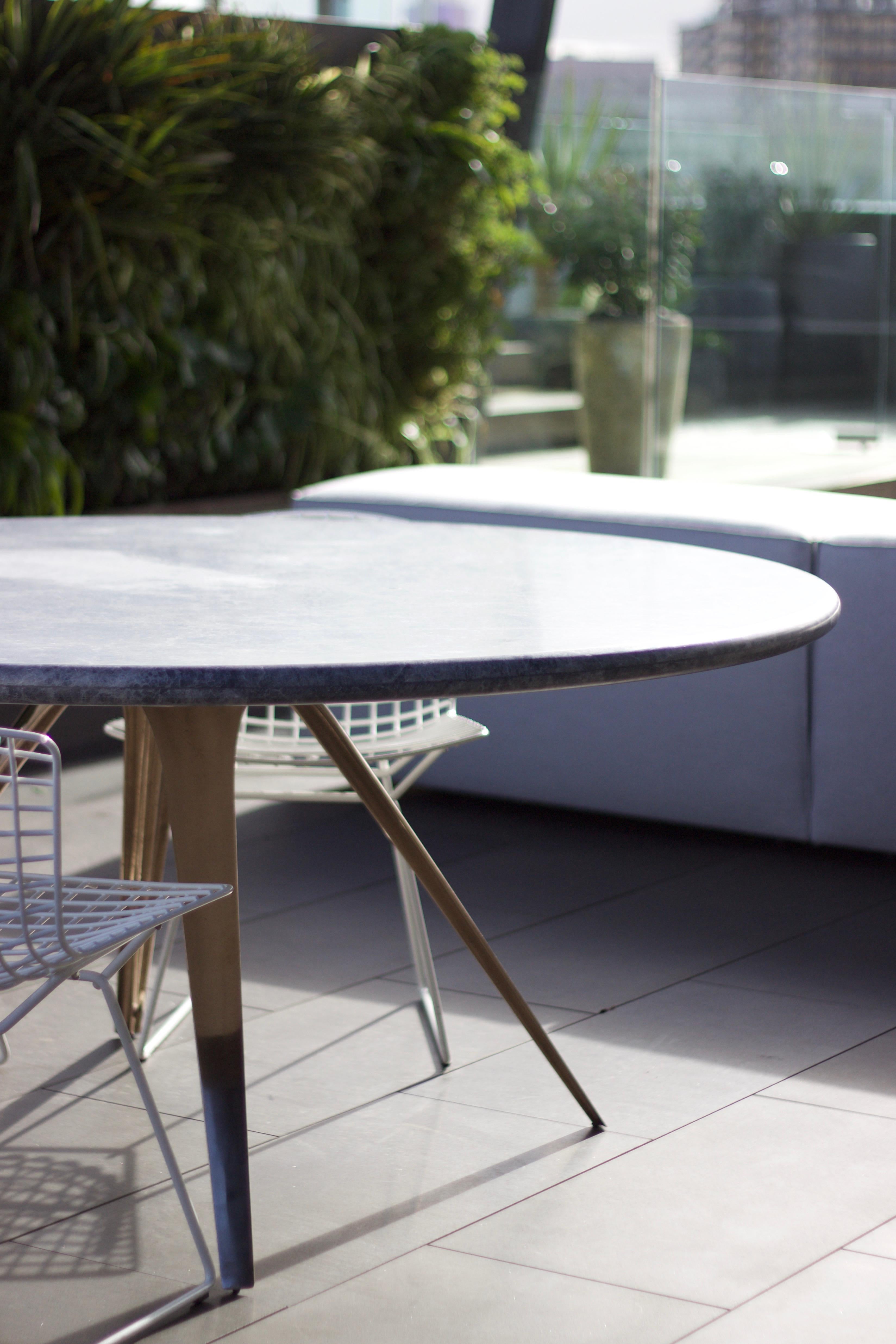 Runder Tisch Barbera Spargere, moderner Sockel aus massiver Bronze mit Steinplatte (Australisch) im Angebot
