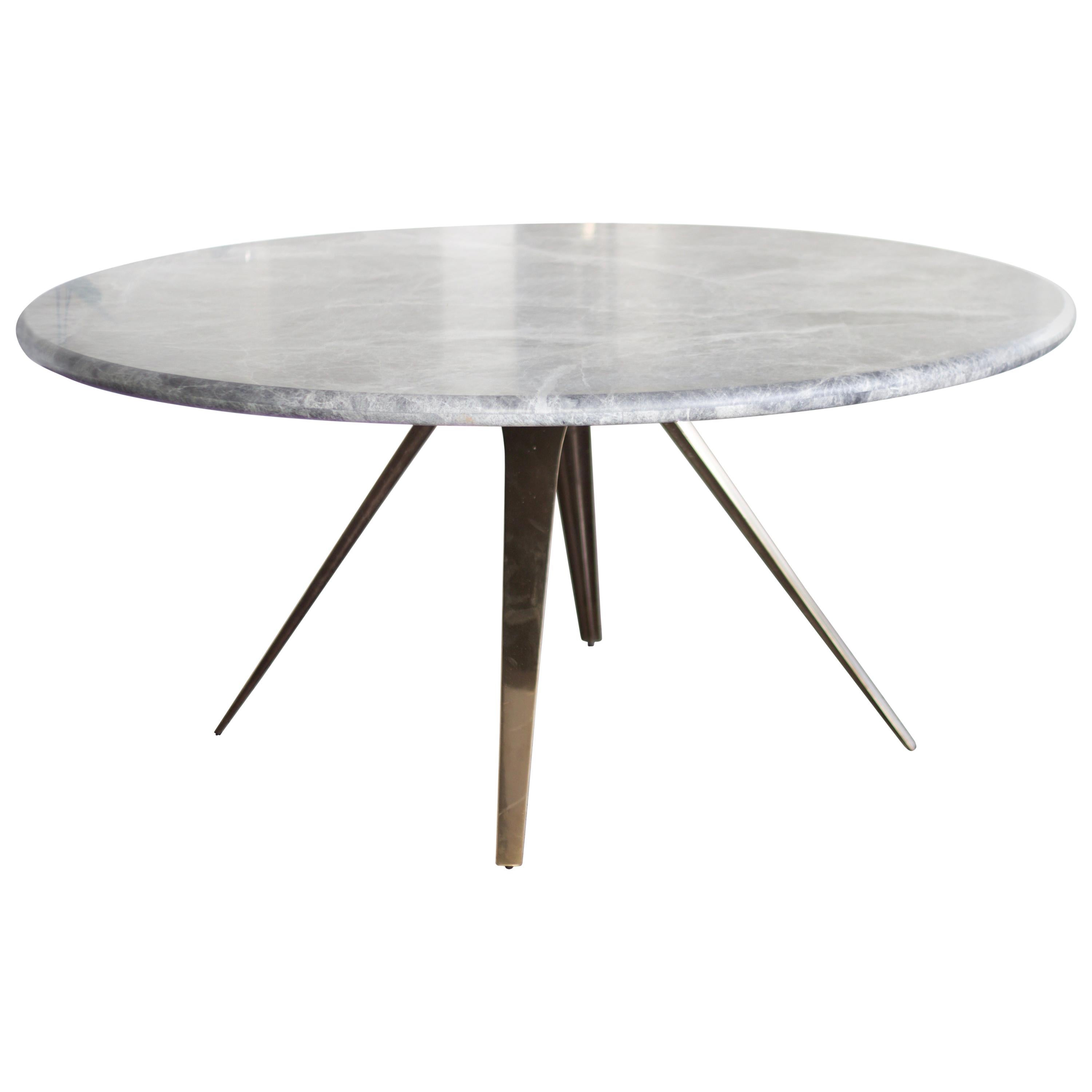 Table ronde Barbera Spargere, base moderne en bronze massif avec plateau en pierre