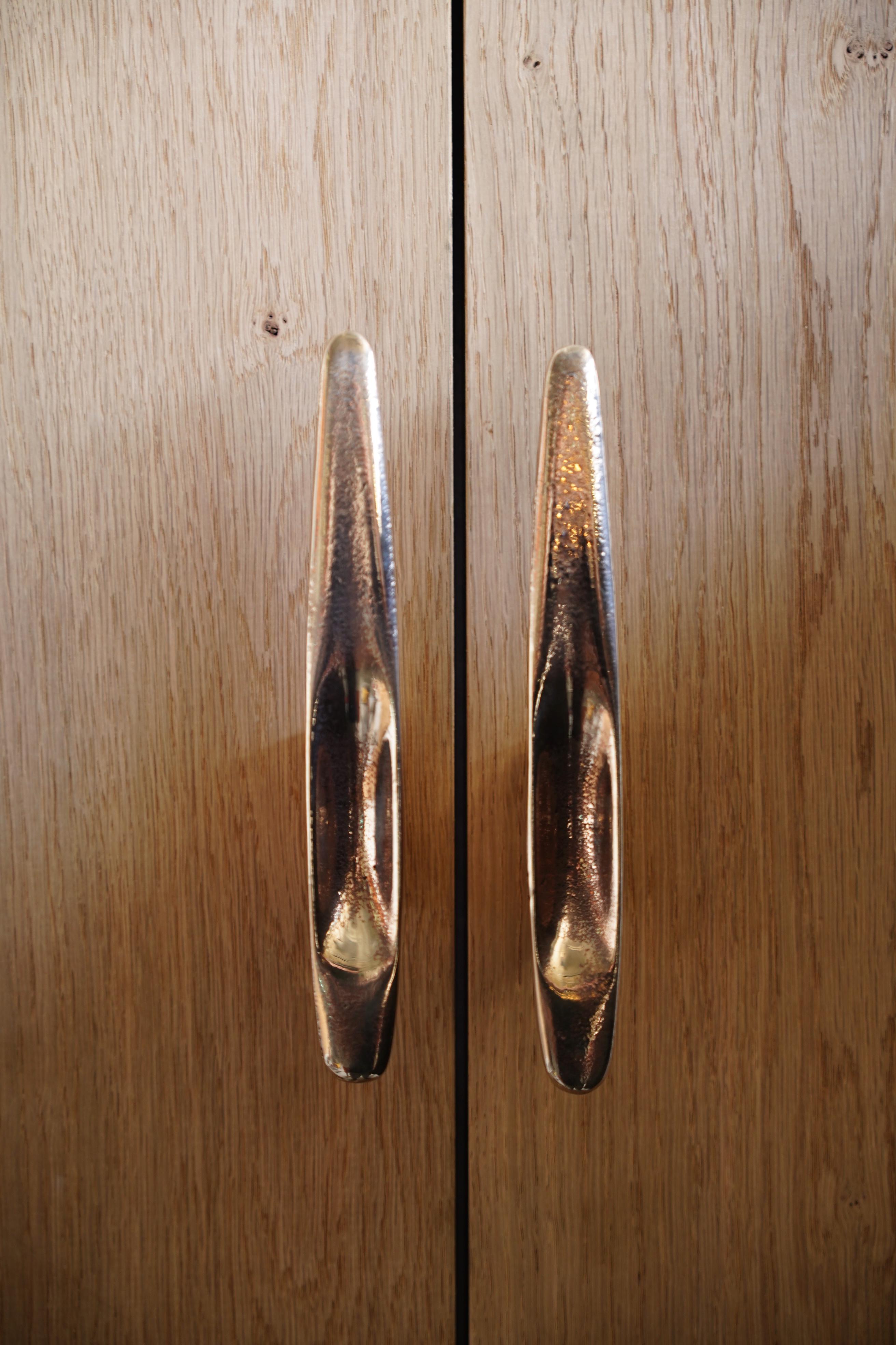 La mini-poignée d'armoire Uniapon est un ajout tactile et esthétique aux espaces intérieurs.   Conçues pour être appliquées sur des armoires et des portes intérieures légères, ces formes réfléchies sont un plaisir à manipuler. 

Coulés au sable dans