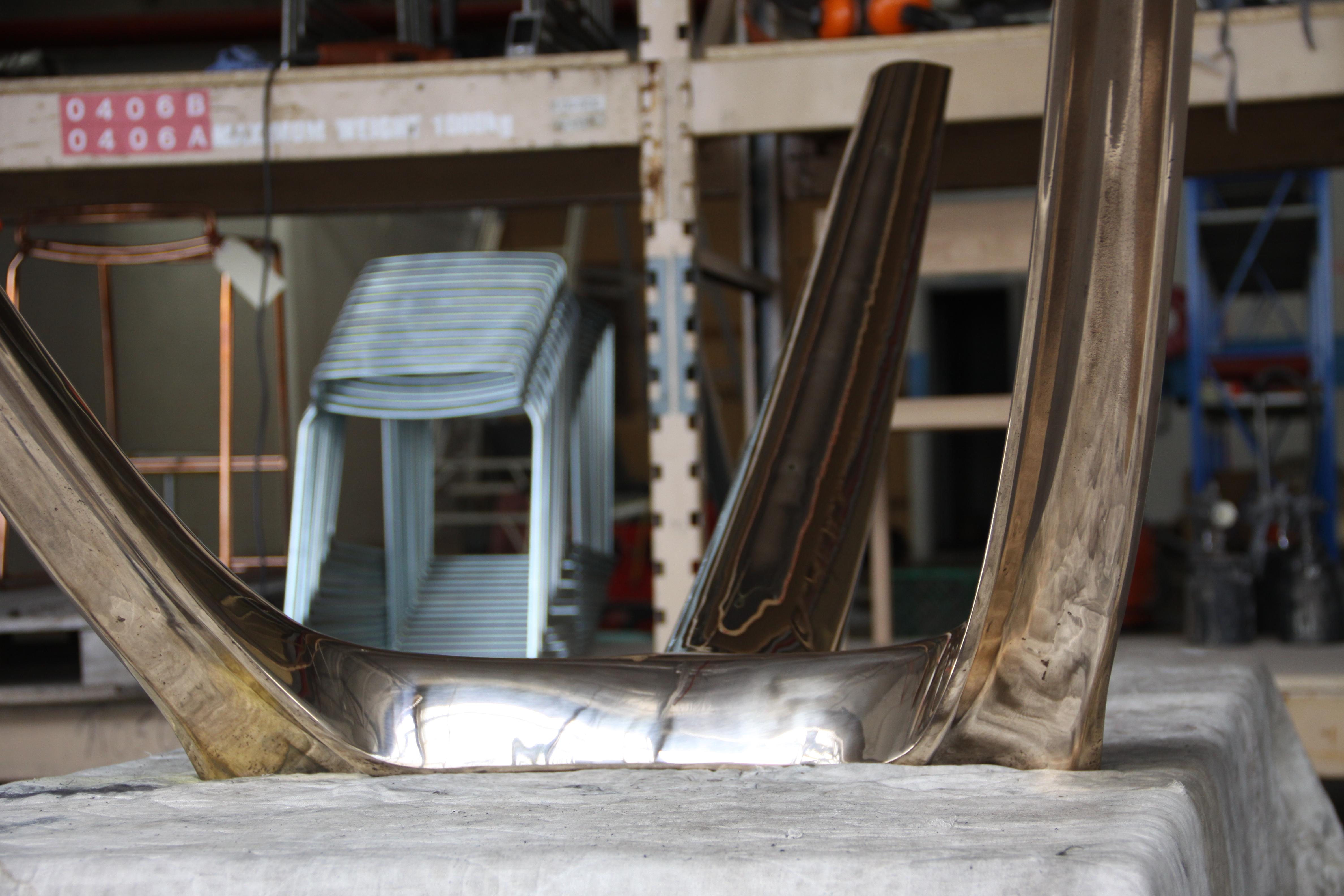 Table Barbera Wishbone, table moderne à base en bronze massif, plateau en forme de chewing-gum à bord vif en vente 2