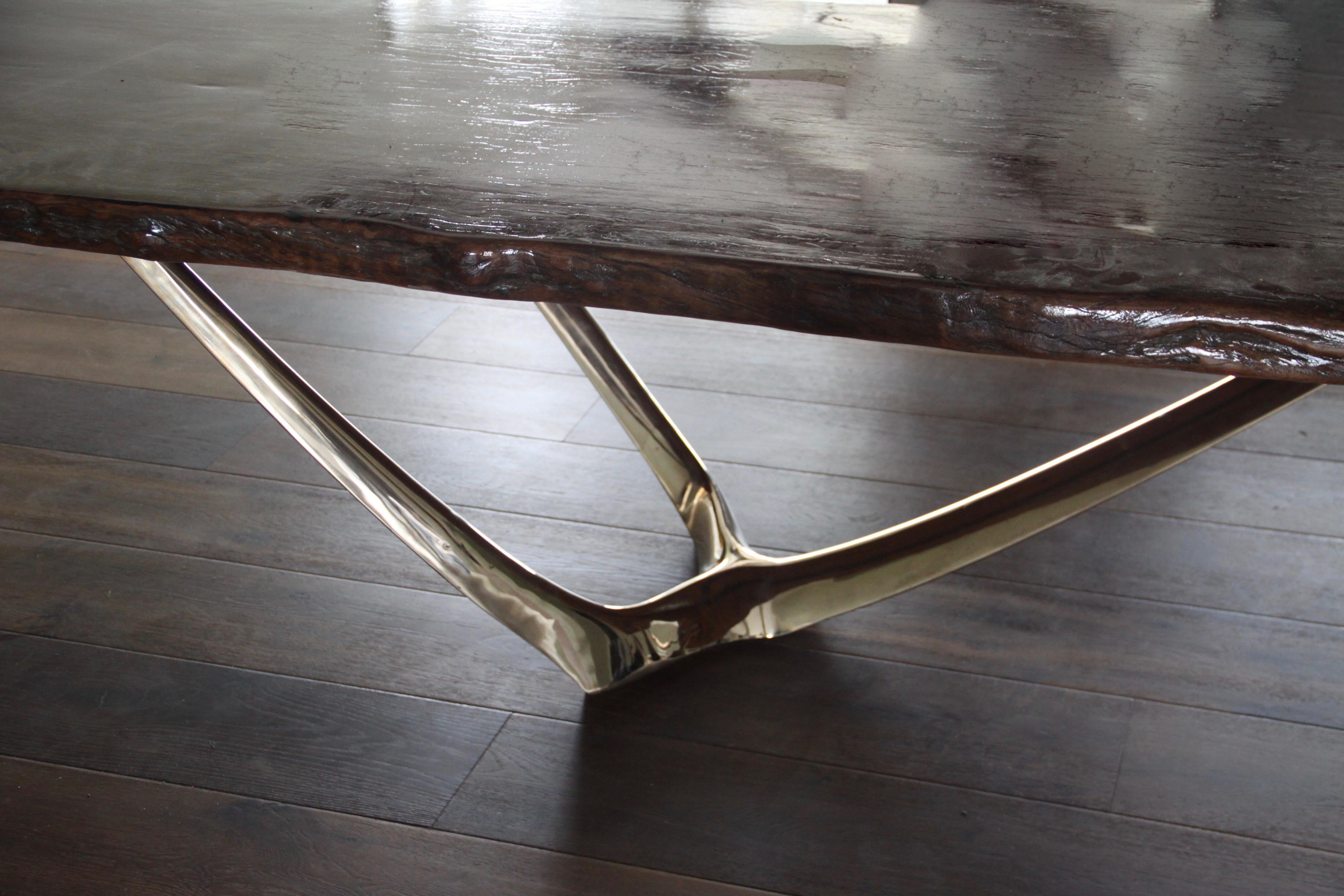 Der von Daniel Barbera entworfene Wishbone-Tischfuß besteht aus zwei unabhängigen Sockeln, die eine perfekte Basis für massive Holzplatten bilden. Jede der organischen Sockelformen aus Sandgussbronze hat drei Berührungspunkte mit dem Holz und einen