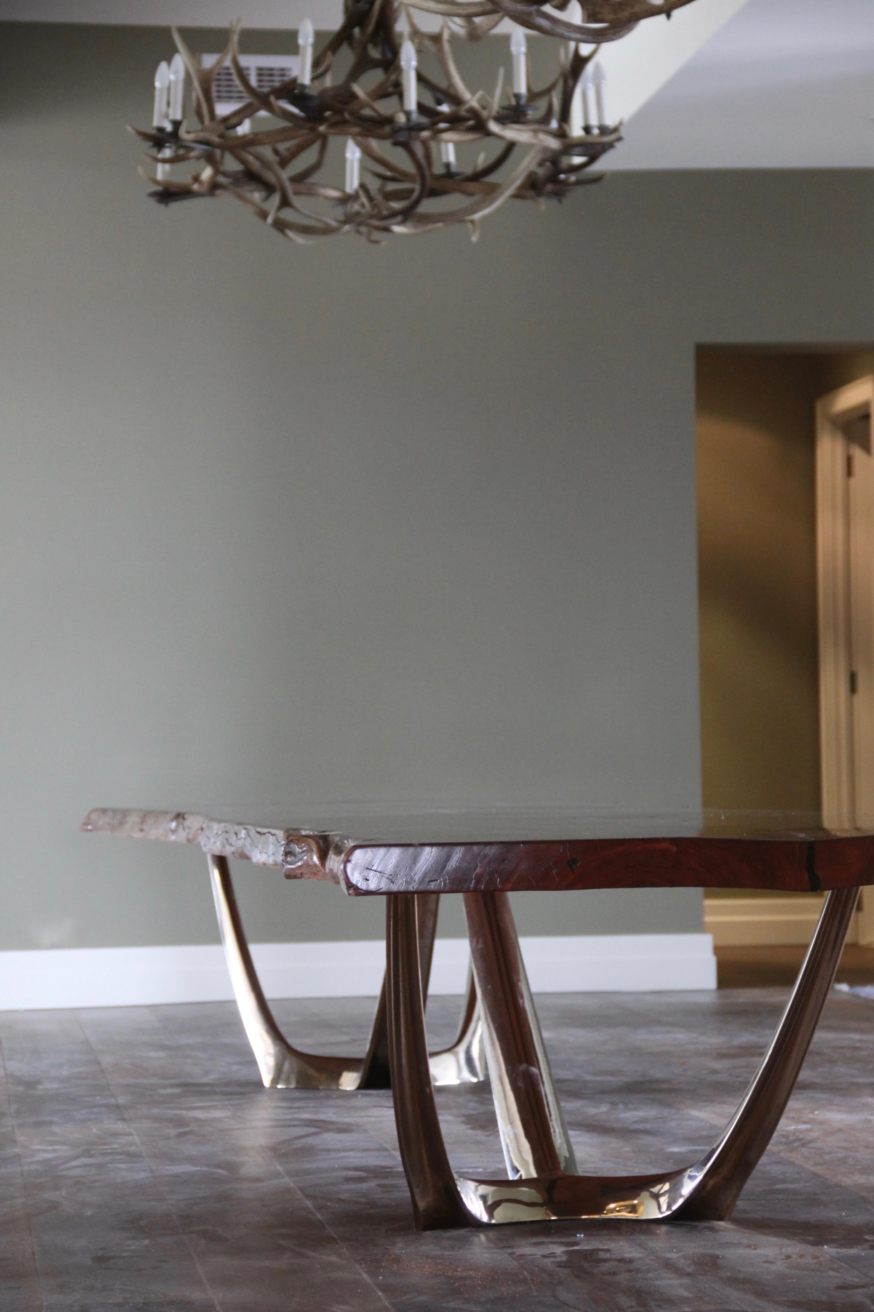 Barbera Wishbone-Tisch, Moderner massiver Bronzesockel mit Redgum Live Edge Platte (Geschwärzt) im Angebot