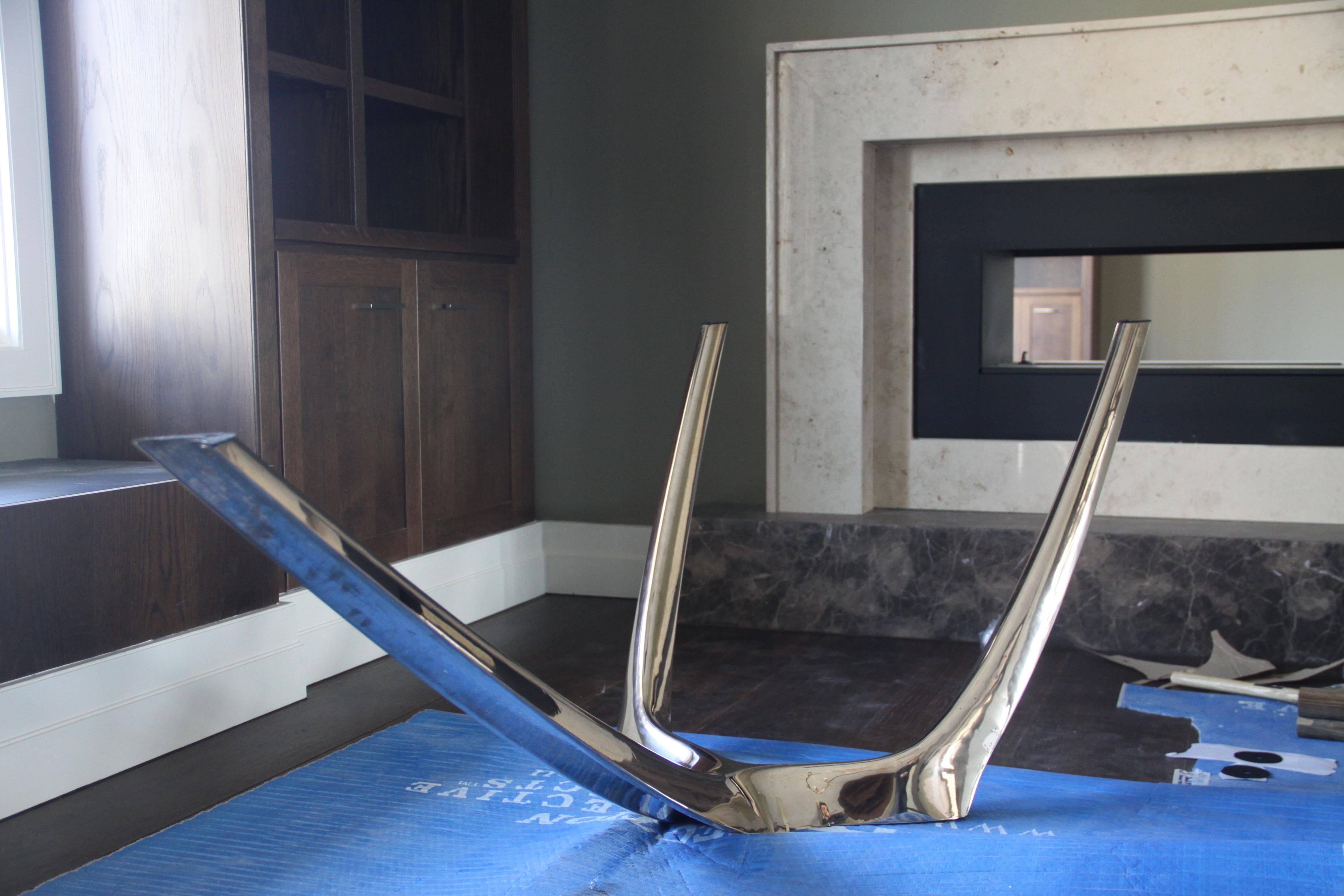 Barbera Wishbone-Tisch, Moderner massiver Bronzesockel mit Redgum Live Edge Platte im Zustand „Neu“ im Angebot in Melbourne, Victoria