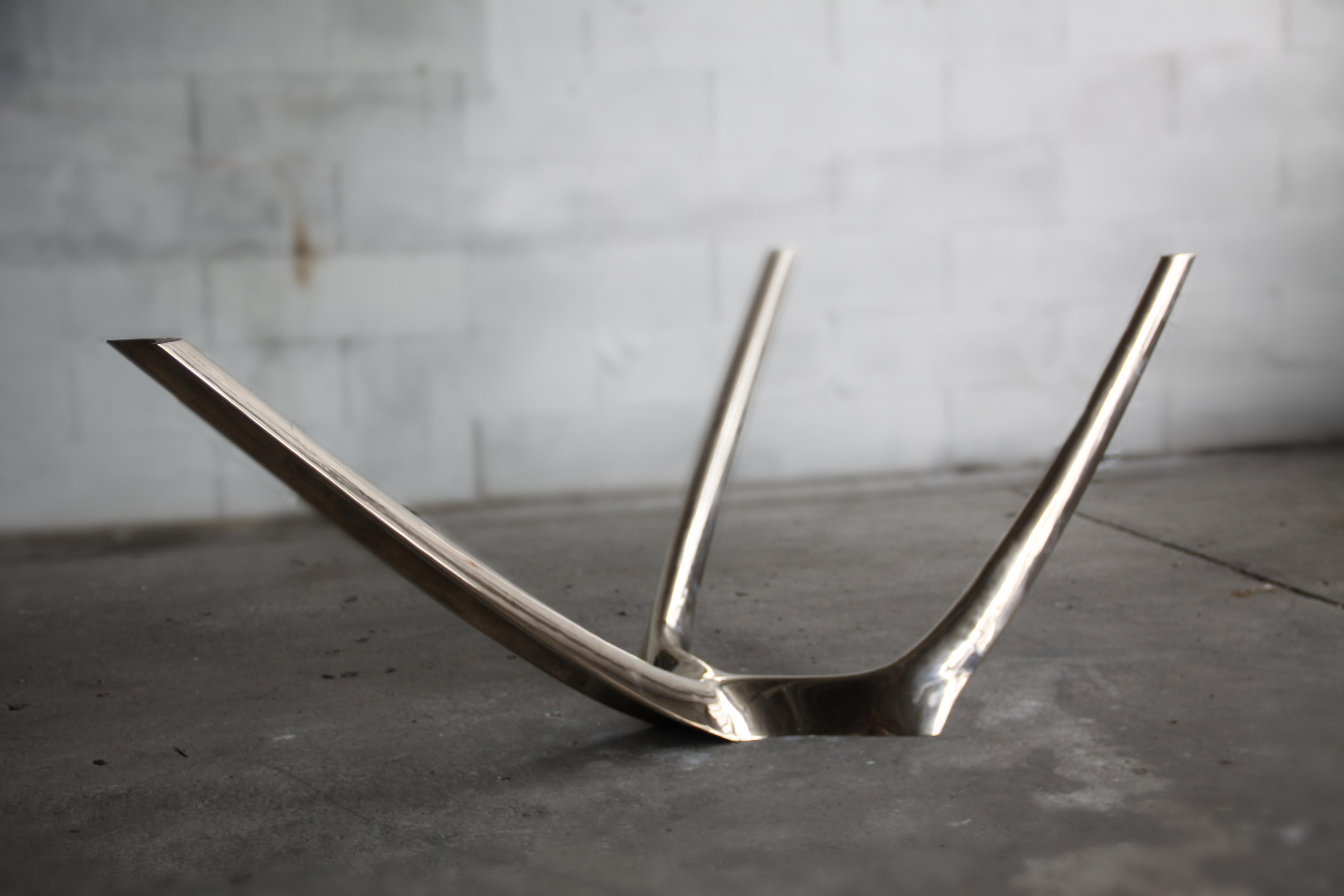 XXIe siècle et contemporain Table Barbera Wishbone, table moderne à base en bronze massif, plateau en forme de chewing-gum à bord vif en vente