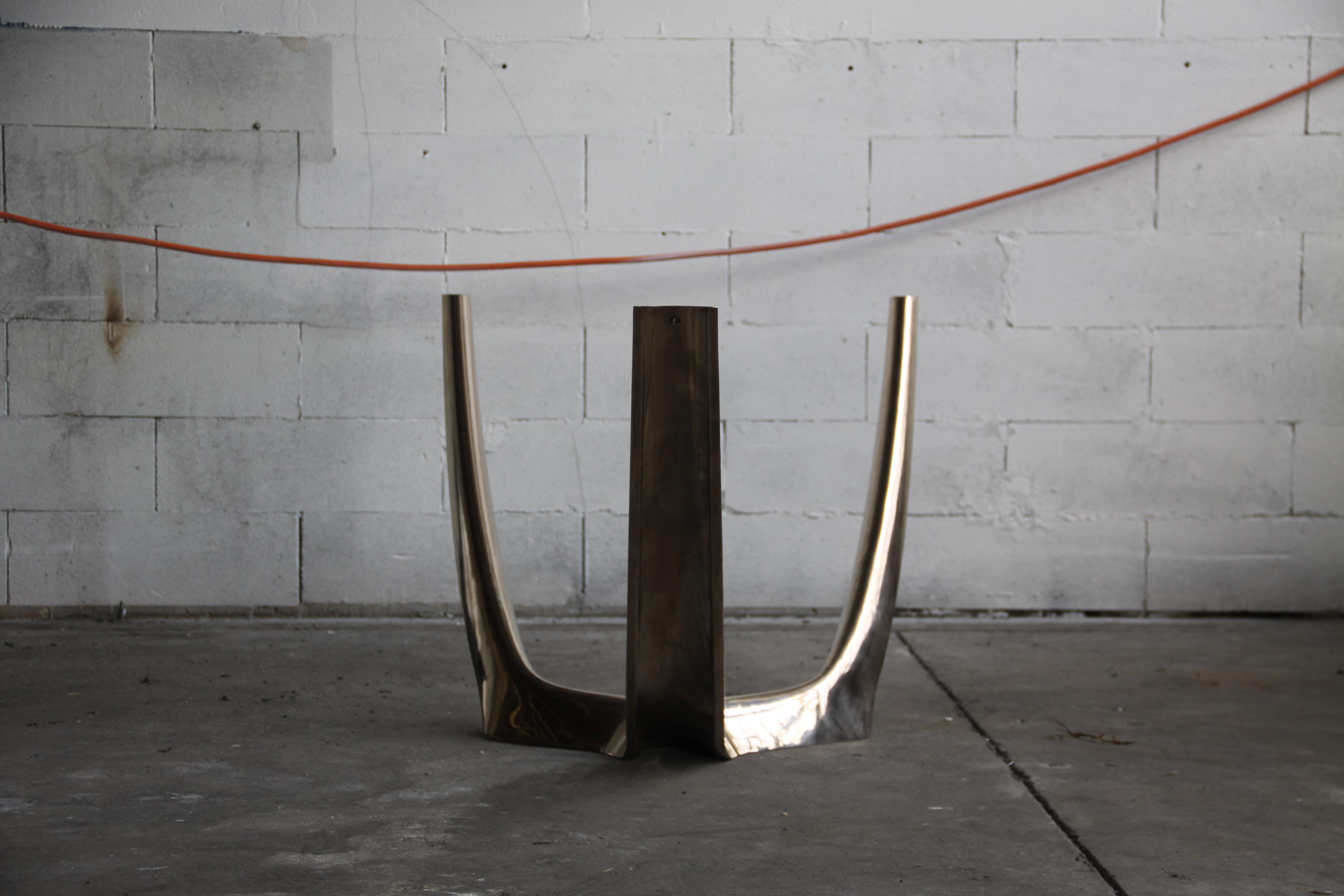 Barbera Wishbone-Tisch, Moderner massiver Bronzesockel mit Redgum Live Edge Platte (Aluminium) im Angebot