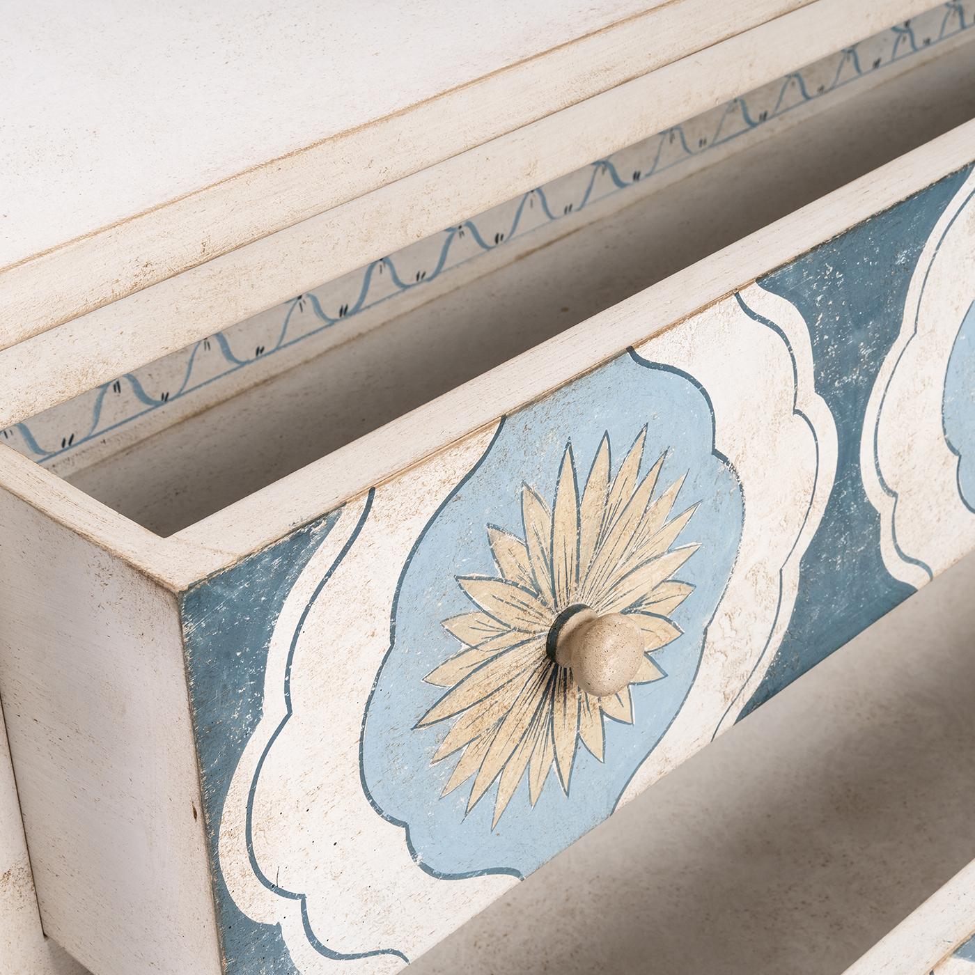 Voici le coffre Barberini avec un décor de tournesols dans des tons bleu mer profond et bleu Parma. La décoration en ruban à l'intérieur des tiroirs ajoute une touche délicieuse. Taille et design personnalisables. Pour plus d'informations, veuillez