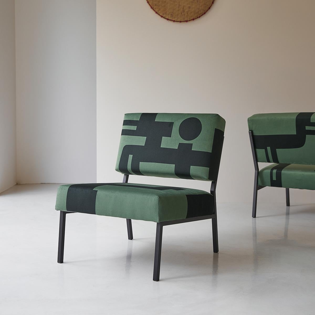Barbican Green O2 armchair by Babel Brune
Dimensions: D 63 x W 54 x H 67 cm, Seat H 35 cm.
Material: Suede velvet printed in France, steel.

Inspired by the style of the 70's, the Barbican Green armchair by Babel Brune offers a unique design.