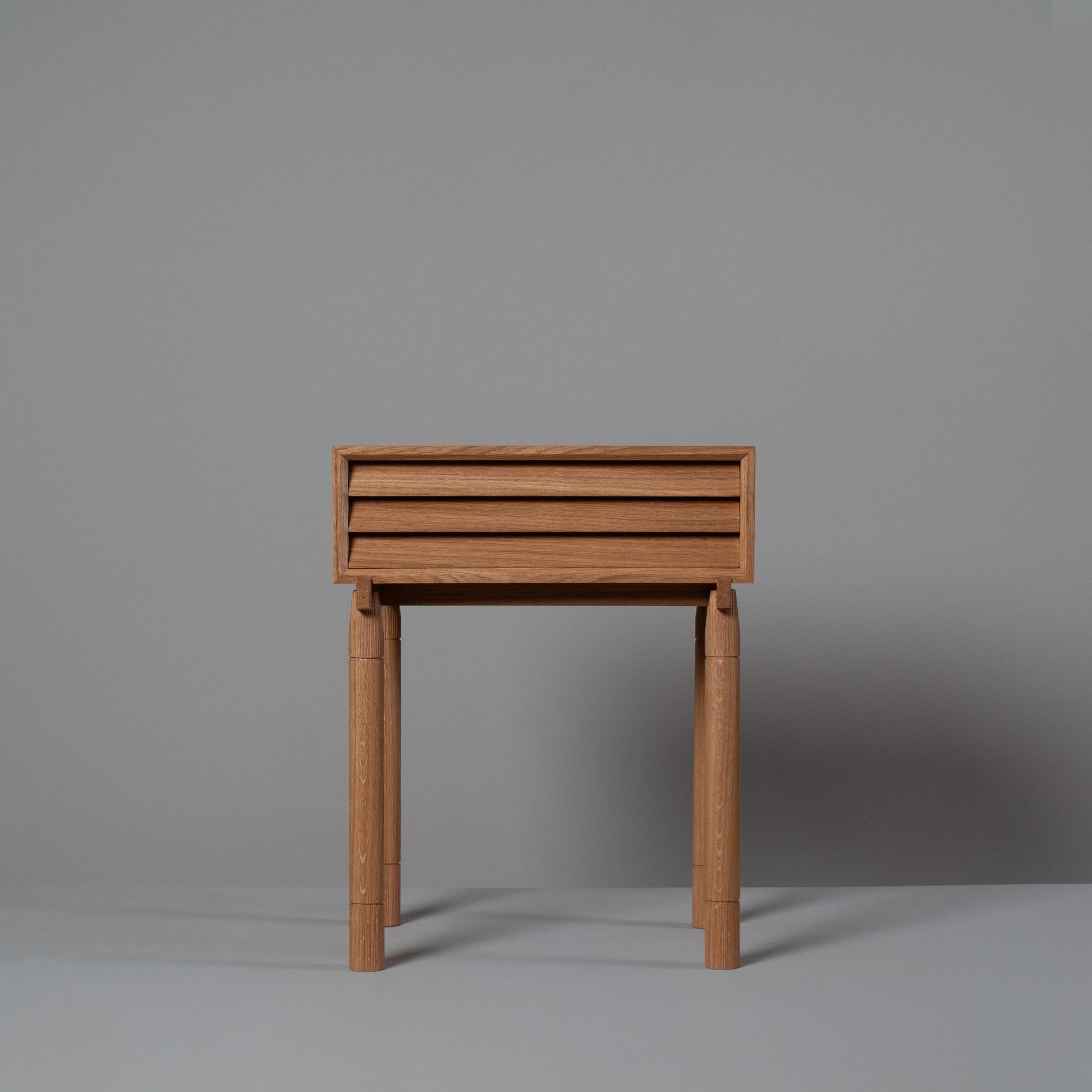 Fabriquées à la main dans le Lake District anglais à partir de chêne européen et de frêne britannique, les tables de chevet Barbican allient géométrie audacieuse et savoir-faire traditionnel.
Inspiré par l'architecture brutaliste, le design