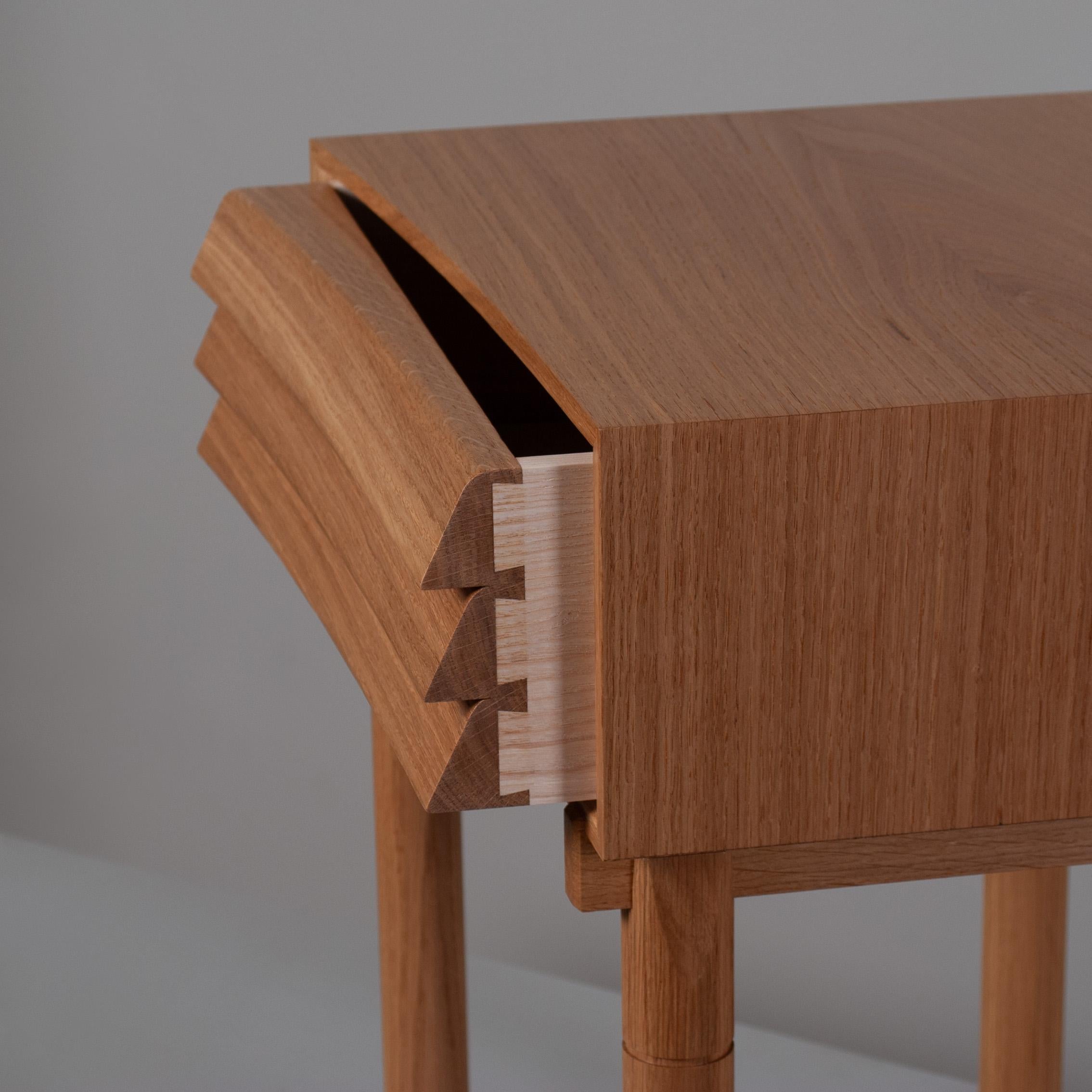 Moderne Paire de tables de nuit Barbican en vente