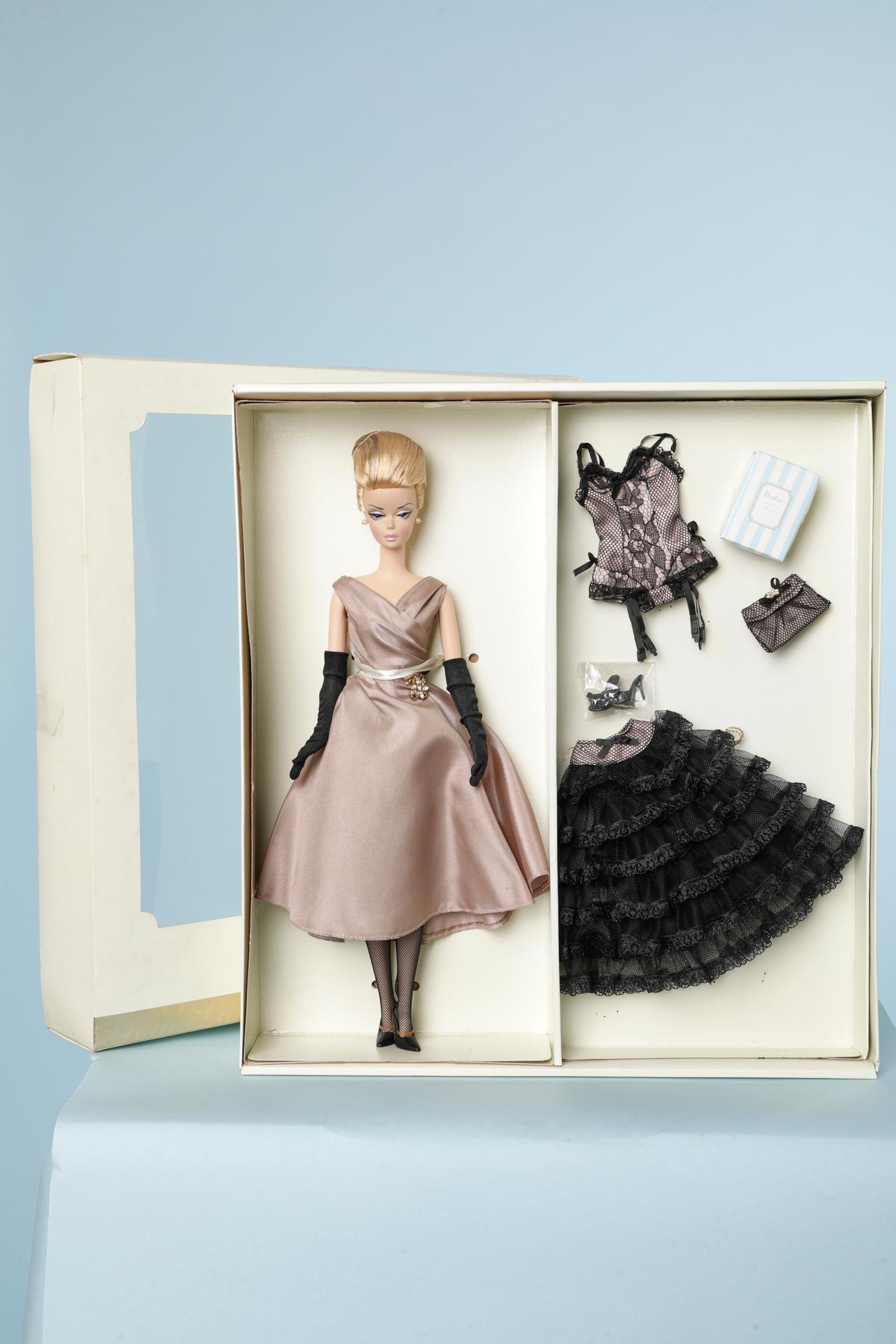 Barbie Fashion Model / High Tea and Savories / Gold Label.
Echtheitszertifikat . Sammlerkarte. 
Größe: 31,75 cm ( = 12,5 Zoll)