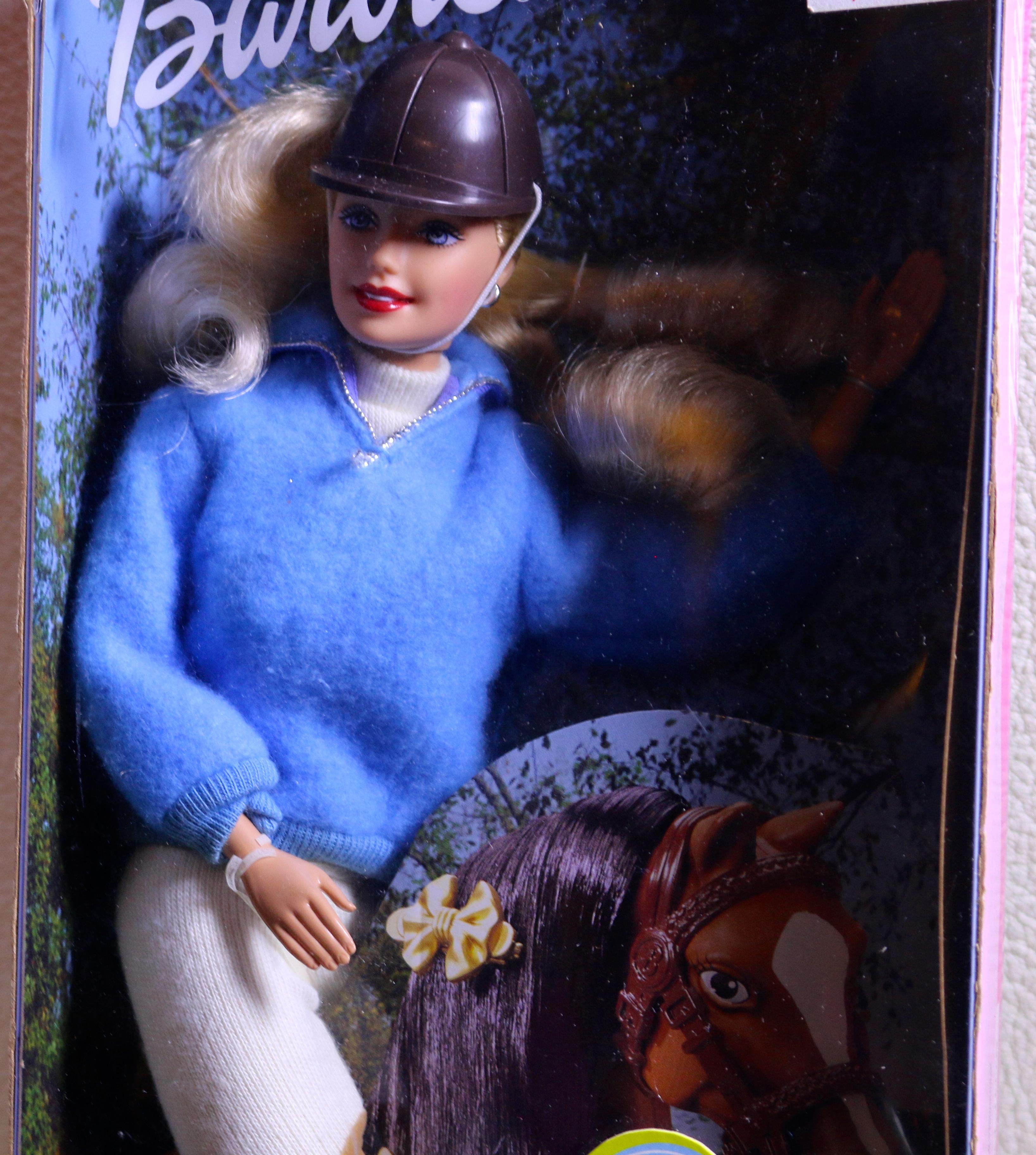 Horse riding Barbie doll is a 2000 Mattel production, made in Indonesia.
Includes: Barbie doll approximate 11.5