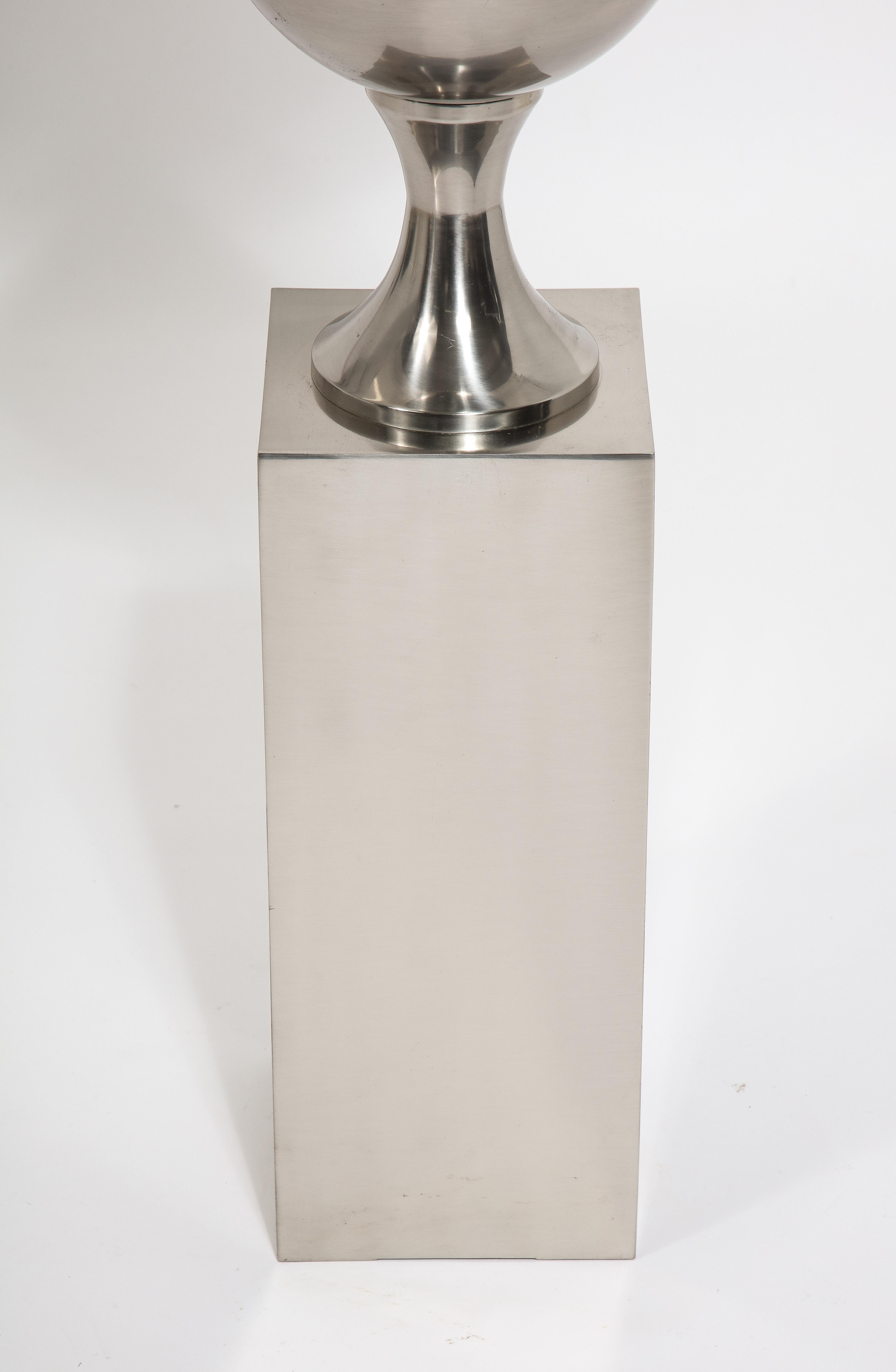 Rare et grand lampadaire de Barbier en laiton nickelé brossé. Ce modèle est utilisé comme lampe de table et rarement comme lampe sur pied. L'abat-jour n'est pas inclus, il est représenté à des fins photographiques.