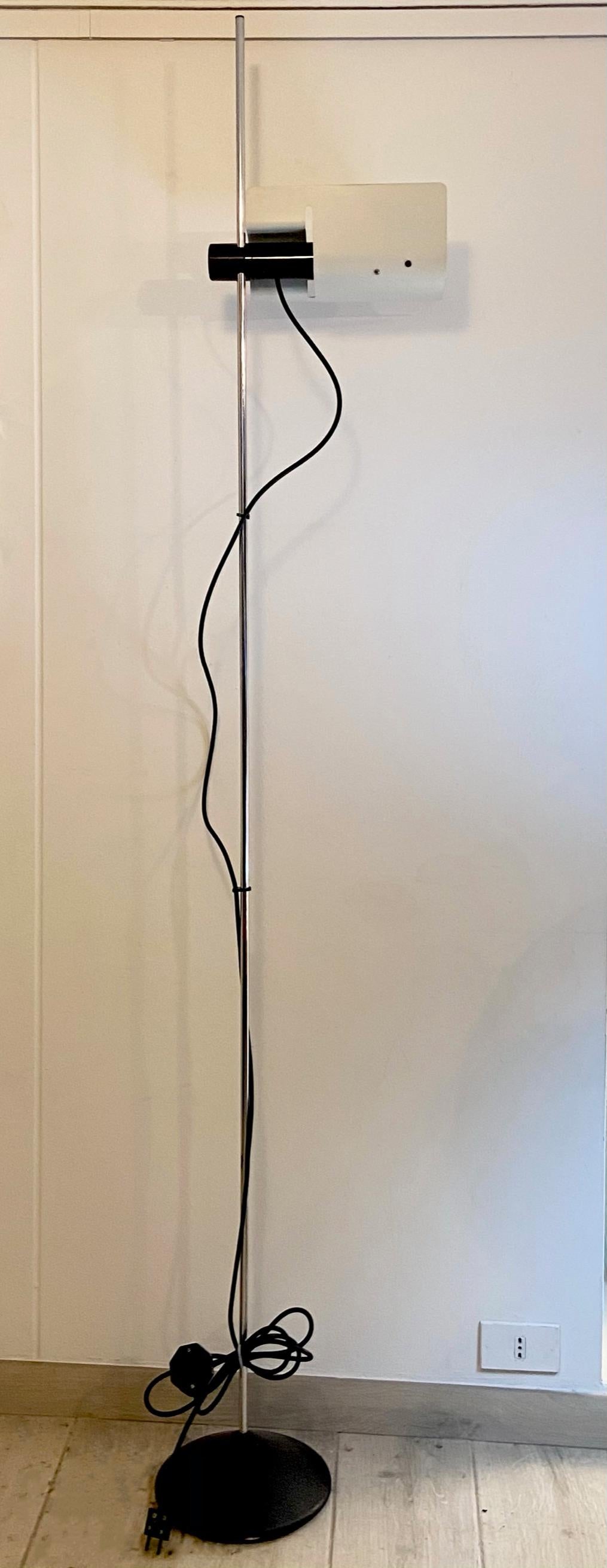Rare lampadaire par Barbieri & Marianelli pour Tronconi, 1970
Cette lampe très rare est l'une des premières collaborations des architectes italiens Raul Barbieri et Giorgio Marianelli. Il a été produit par la société d'éclairage Tronconi dans les
