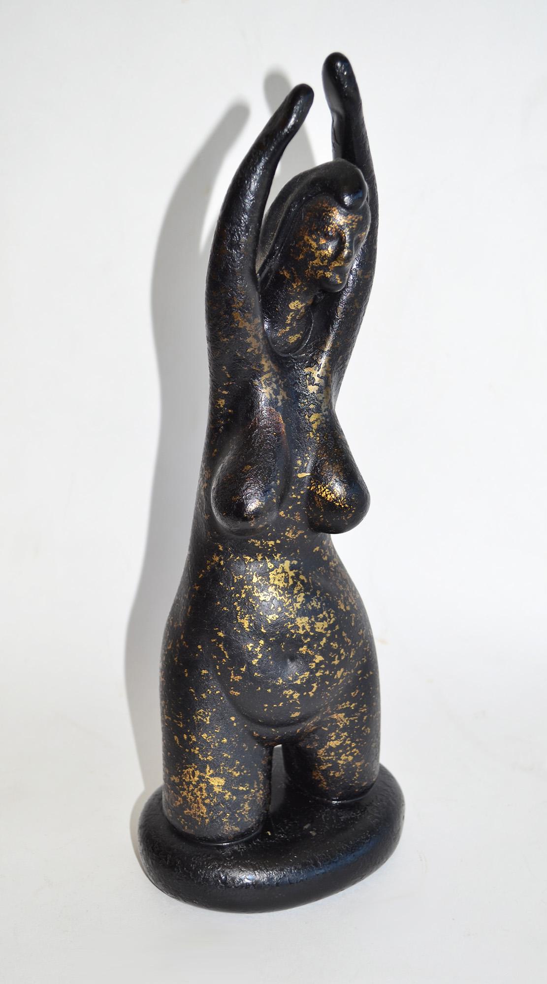 Barbini dopo Martinuzzi Nudo, Italia anni '70

Scultura in vetro nero scolpito a caldo in lastre di massello con finitura a corosso, punteggiata di oro policromo. Nudo femminile figurativo astratto dopo la Venere di Willendorf, che ricorda anche le