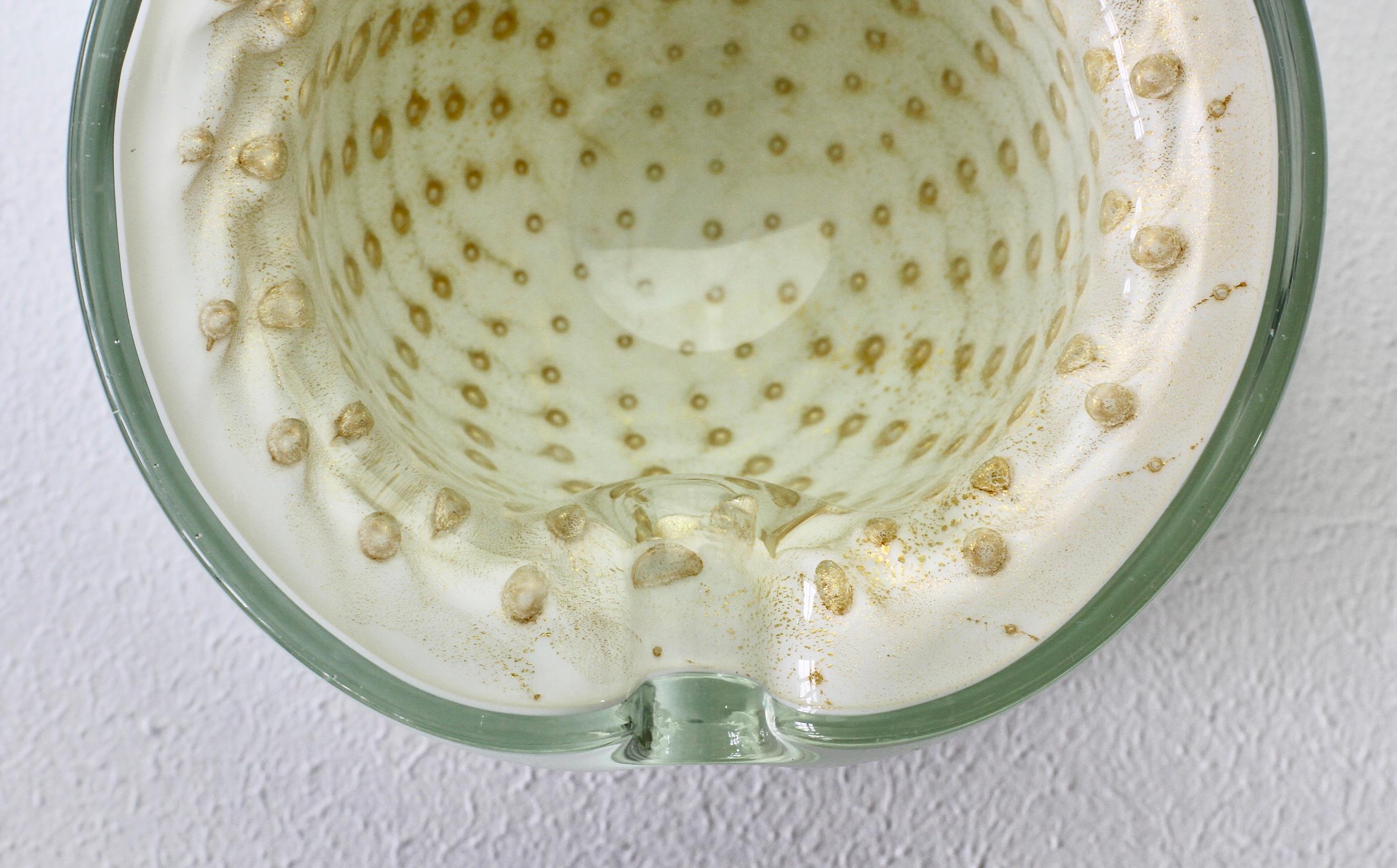 Vintage Italian Murano glass ashtray, bowl or dish attributed to Alfredo Barbini, circa 1950-1970. Utilizing both the Sommerso and Bullicante (controlled bubbles) technique this petite piece of glass features a round design of opaline off-white milk