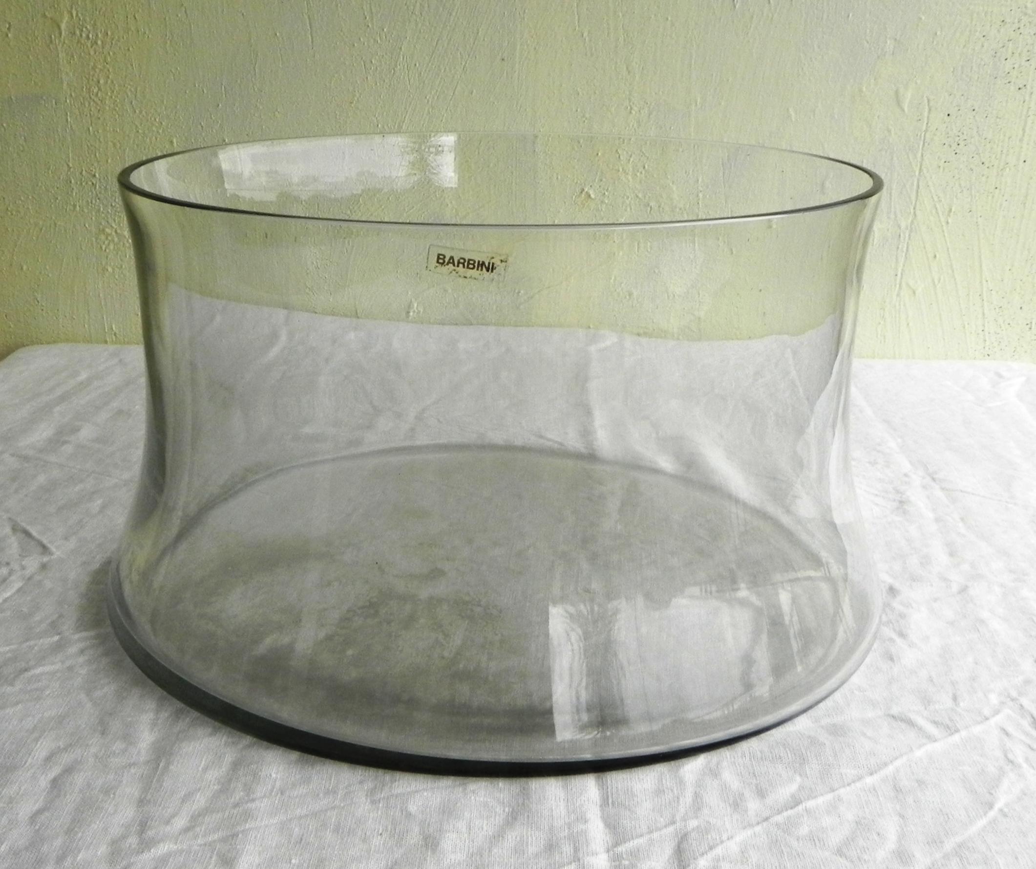 Barbini, coupe de centre de table en verre. 1970. coupe de grand diamètre en verre lourd, façonnée et effilée sur les côtés. manufacture Barbini, Murano. Venise.
