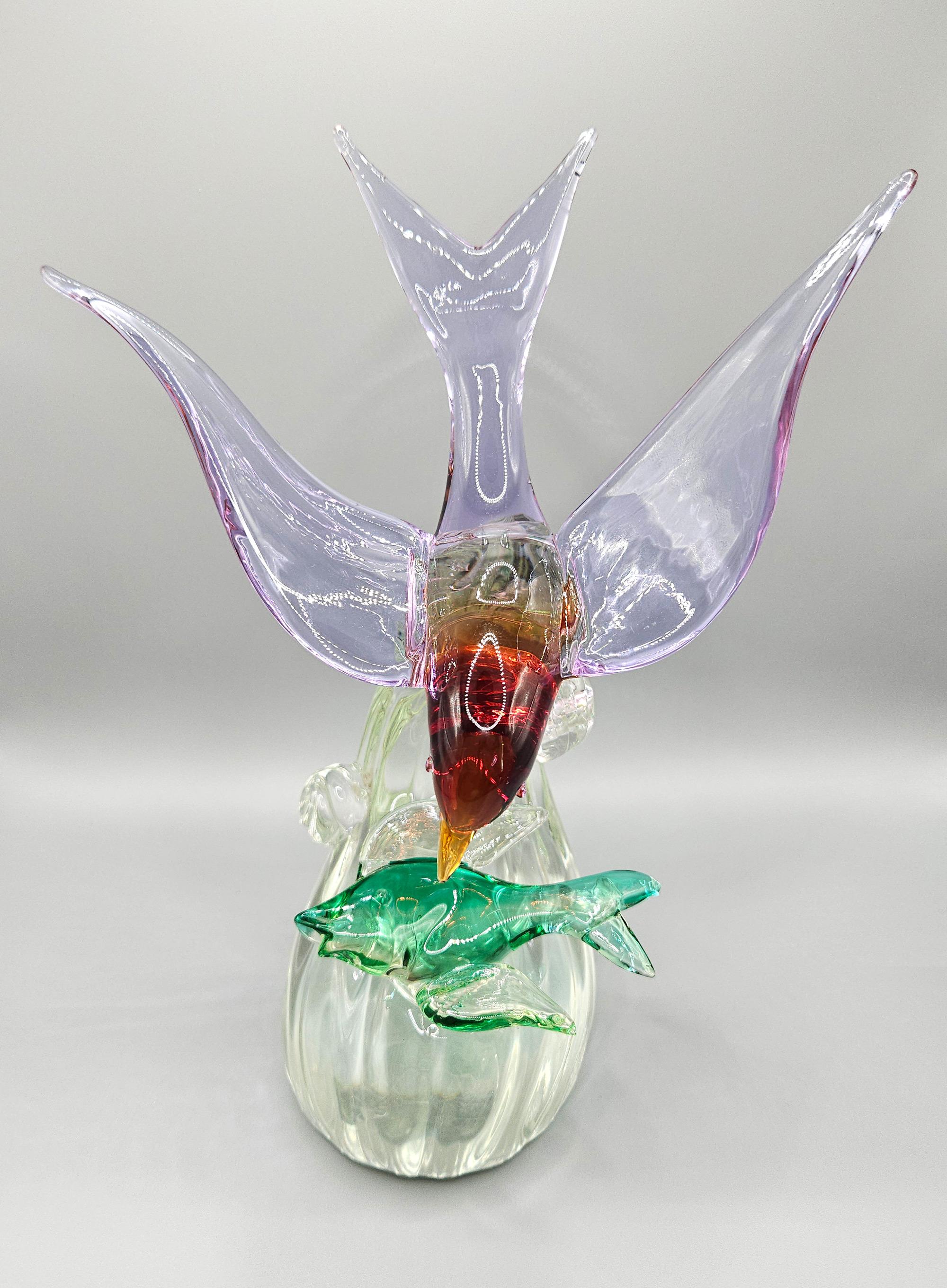 Grande, inhabituelle et spectaculaire sculpture en verre d'art de Murano du milieu du siècle, soufflée à la main, représentant une mouette avec un poisson sur la crête d'une vague, attribuée à Alfredo Barbini pour Salviati et fabriquée à Murano,