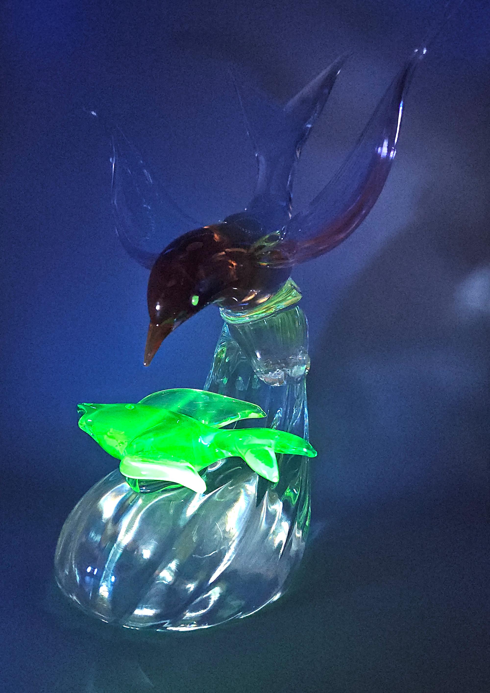 Mouette avec poisson en verre alexandrite et uranium de Murano, Barbini pour Salviati, années 1950 en vente 1